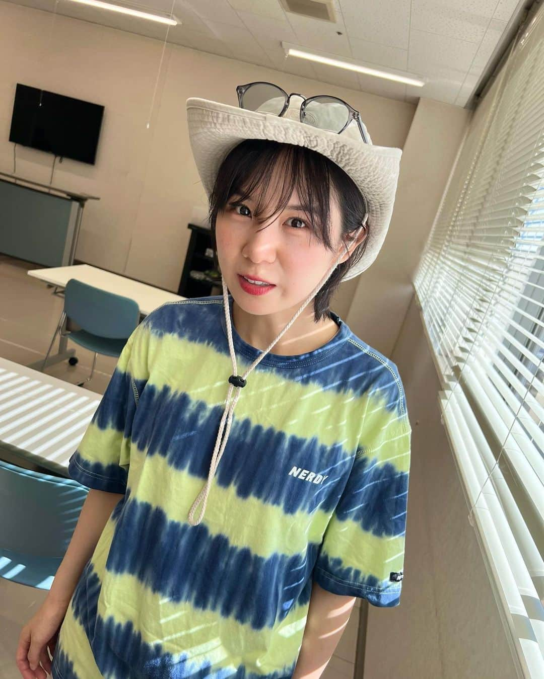 光永さんのインスタグラム写真 - (光永Instagram)「昨日の夏コーデ☀️☀️☀️ 個性あるアイテムだと重ね着しなくても可愛いくて楽☺️🍉 営業で三重県鈴鹿に行って、久しぶりに近鉄乗った！！ 今回は遊べなかったけど、またサーキット場の遊園地も行きたいし、伊勢鳥羽志摩旅行したいなぁ🥹🐟🐟🐟 ちなみに、尼神インターも一緒でした✌️同期で女芸人2組で営業は珍し過ぎてるよ。 ㅤㅤㅤㅤㅤㅤㅤㅤㅤㅤㅤㅤ ハット：#so.C.hu Tシャツ：#nerdy パンツ：#victimandco スニーカー：#etnies  ㅤㅤㅤㅤㅤㅤㅤㅤㅤㅤㅤㅤ #ootd #メンズライクコーデ #ボーイッシュコーデ #ボーイッシュ #メンズライク #ノルティ #ハットコーデ #テンガロンハット #少年コーデ #尼神インター #鈴鹿 #イオンモール鈴鹿」8月12日 20時58分 - hinata_official__