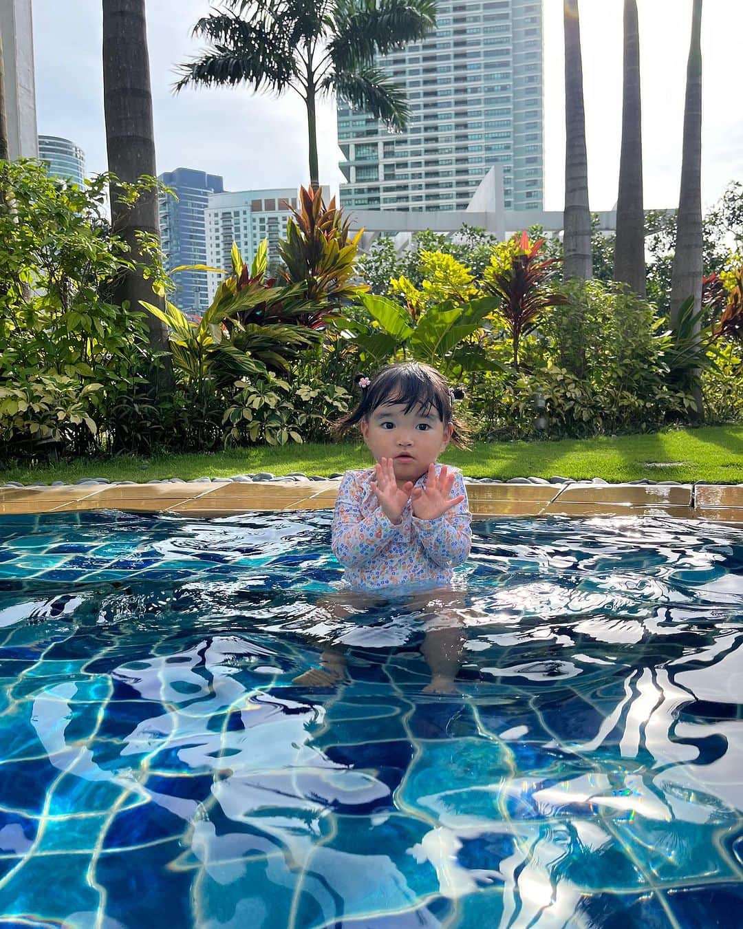 のインスタグラム：「おすずちゃん今日で21months👧🏽🧡  自分でお靴が履けるようになったり、ベビーベッド卒業したり、「マウンテン、みえない」「ちくわ、いない、あっち」など2〜3語文出てくるようになったり、チューリップの歌が歌えるようになったり、今週からプリスクールも始まり、かなりお姉さんになったのを感じたこの1ヶ月🥹✨ 相変わらずしめじとぶどうが大好物🍄🍇 お花摘みやメイクやお料理も好きで女の子に目覚めてきたなぁと🤭🌷  これからも怪我なく毎日笑顔でhappyに過ごしてくれますように🥰  #1歳女の子#1歳9ヶ月#海外移住#フィリピン#マニラ#海外子育て#海外で子育て#21months#manila#toddlermom#toddlermomlife」