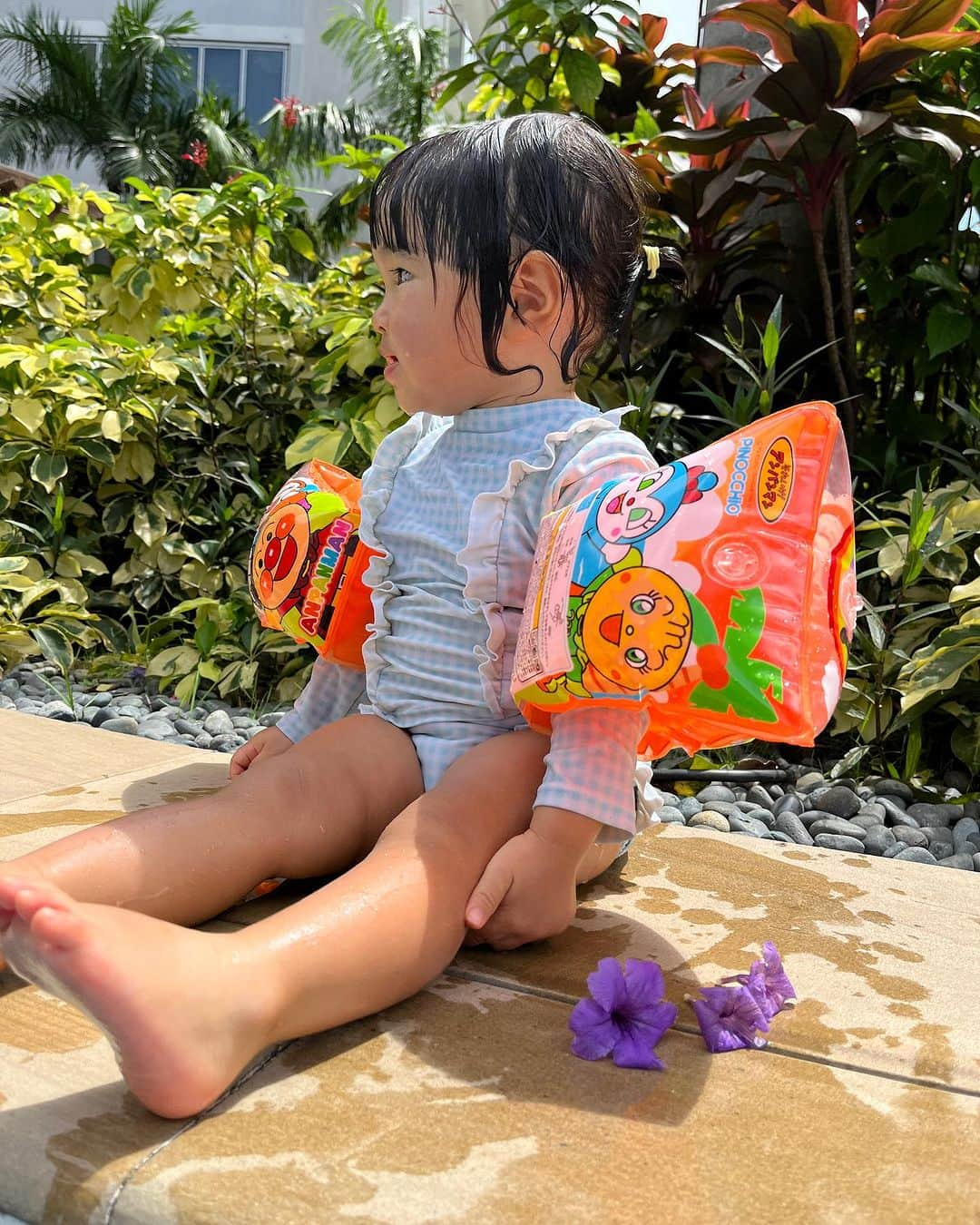 HISANAさんのインスタグラム写真 - (HISANAInstagram)「おすずちゃん今日で21months👧🏽🧡  自分でお靴が履けるようになったり、ベビーベッド卒業したり、「マウンテン、みえない」「ちくわ、いない、あっち」など2〜3語文出てくるようになったり、チューリップの歌が歌えるようになったり、今週からプリスクールも始まり、かなりお姉さんになったのを感じたこの1ヶ月🥹✨ 相変わらずしめじとぶどうが大好物🍄🍇 お花摘みやメイクやお料理も好きで女の子に目覚めてきたなぁと🤭🌷  これからも怪我なく毎日笑顔でhappyに過ごしてくれますように🥰  #1歳女の子#1歳9ヶ月#海外移住#フィリピン#マニラ#海外子育て#海外で子育て#21months#manila#toddlermom#toddlermomlife」8月12日 20時59分 - hisana22