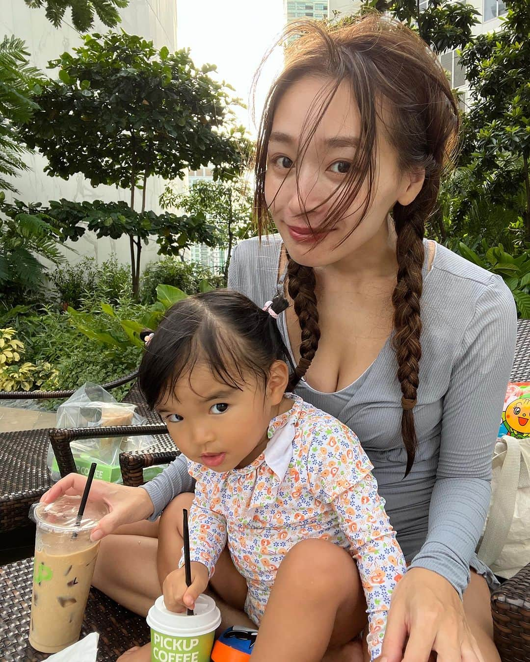 HISANAさんのインスタグラム写真 - (HISANAInstagram)「おすずちゃん今日で21months👧🏽🧡  自分でお靴が履けるようになったり、ベビーベッド卒業したり、「マウンテン、みえない」「ちくわ、いない、あっち」など2〜3語文出てくるようになったり、チューリップの歌が歌えるようになったり、今週からプリスクールも始まり、かなりお姉さんになったのを感じたこの1ヶ月🥹✨ 相変わらずしめじとぶどうが大好物🍄🍇 お花摘みやメイクやお料理も好きで女の子に目覚めてきたなぁと🤭🌷  これからも怪我なく毎日笑顔でhappyに過ごしてくれますように🥰  #1歳女の子#1歳9ヶ月#海外移住#フィリピン#マニラ#海外子育て#海外で子育て#21months#manila#toddlermom#toddlermomlife」8月12日 20時59分 - hisana22