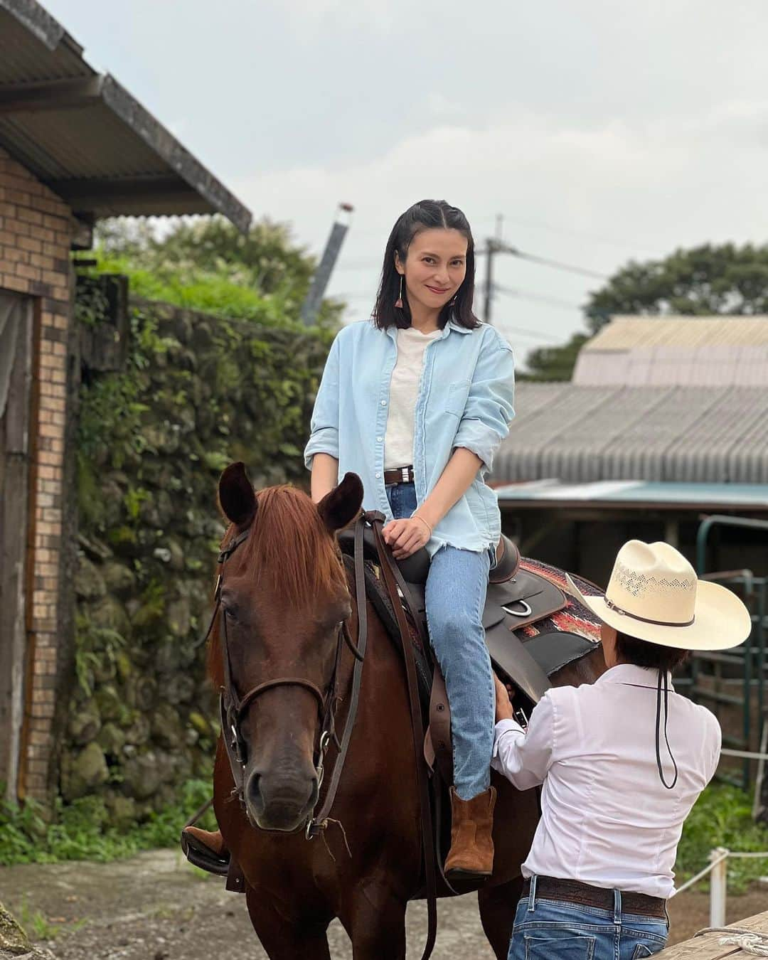 柴咲コウさんのインスタグラム写真 - (柴咲コウInstagram)「阿蘇にて、久方ぶりの乗馬🏇 この草原の中でお馬さんに乗れる気持ち良さよ。  9.10枚目、左手はともかく右腕の開き具合よ…  蜻蛉よ とまれよ」8月12日 20時51分 - ko_shibasaki