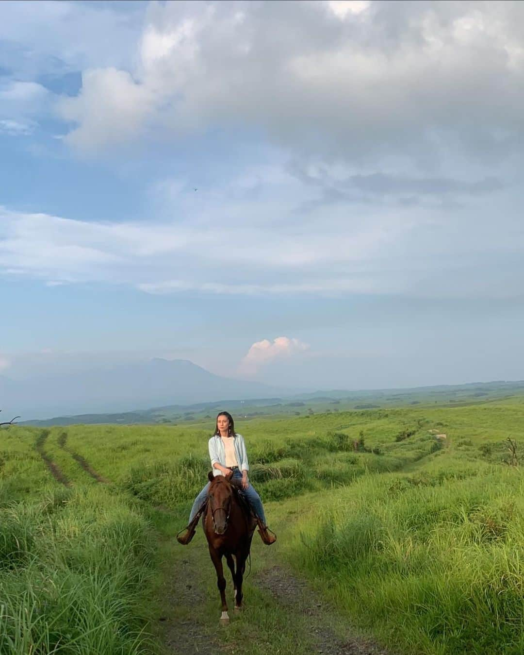 柴咲コウさんのインスタグラム写真 - (柴咲コウInstagram)「阿蘇にて、久方ぶりの乗馬🏇 この草原の中でお馬さんに乗れる気持ち良さよ。  9.10枚目、左手はともかく右腕の開き具合よ…  蜻蛉よ とまれよ」8月12日 20時51分 - ko_shibasaki