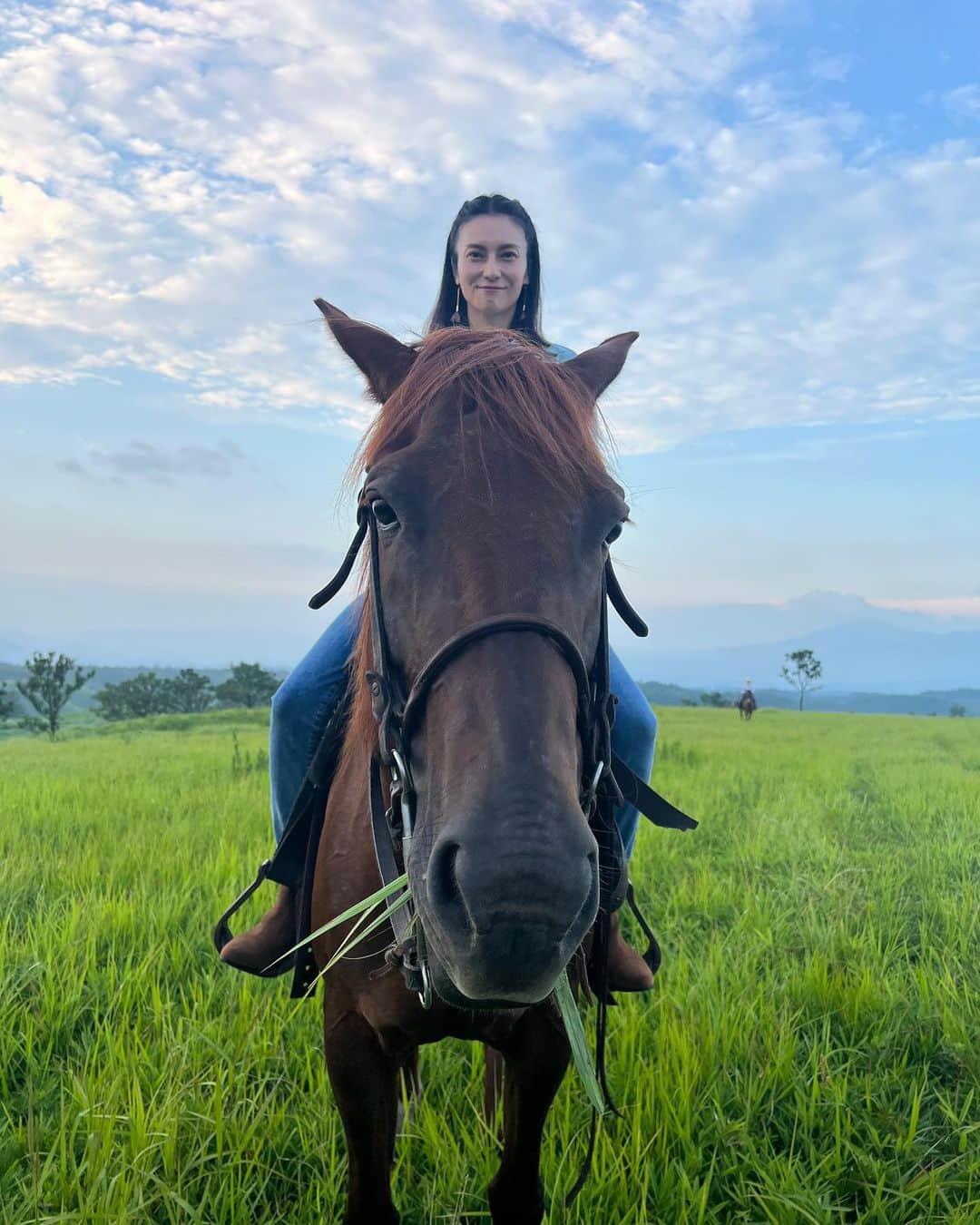 柴咲コウさんのインスタグラム写真 - (柴咲コウInstagram)「阿蘇にて、久方ぶりの乗馬🏇 この草原の中でお馬さんに乗れる気持ち良さよ。  9.10枚目、左手はともかく右腕の開き具合よ…  蜻蛉よ とまれよ」8月12日 20時51分 - ko_shibasaki