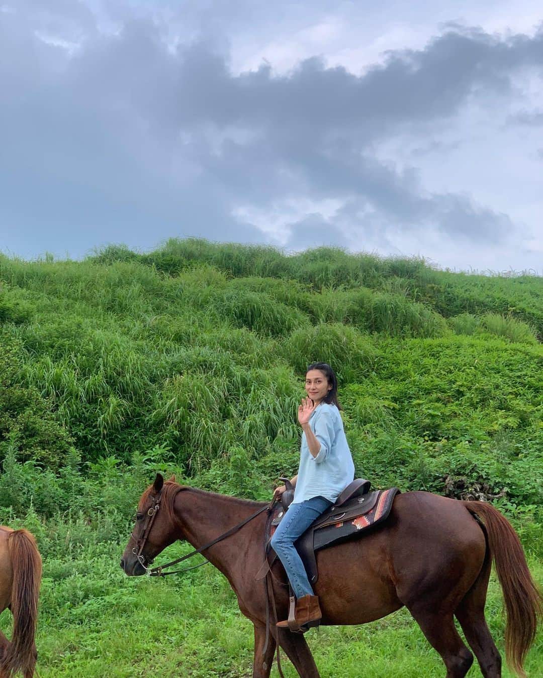 柴咲コウさんのインスタグラム写真 - (柴咲コウInstagram)「阿蘇にて、久方ぶりの乗馬🏇 この草原の中でお馬さんに乗れる気持ち良さよ。  9.10枚目、左手はともかく右腕の開き具合よ…  蜻蛉よ とまれよ」8月12日 20時51分 - ko_shibasaki