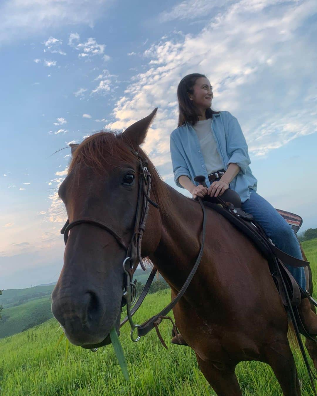 柴咲コウさんのインスタグラム写真 - (柴咲コウInstagram)「阿蘇にて、久方ぶりの乗馬🏇 この草原の中でお馬さんに乗れる気持ち良さよ。  9.10枚目、左手はともかく右腕の開き具合よ…  蜻蛉よ とまれよ」8月12日 20時51分 - ko_shibasaki