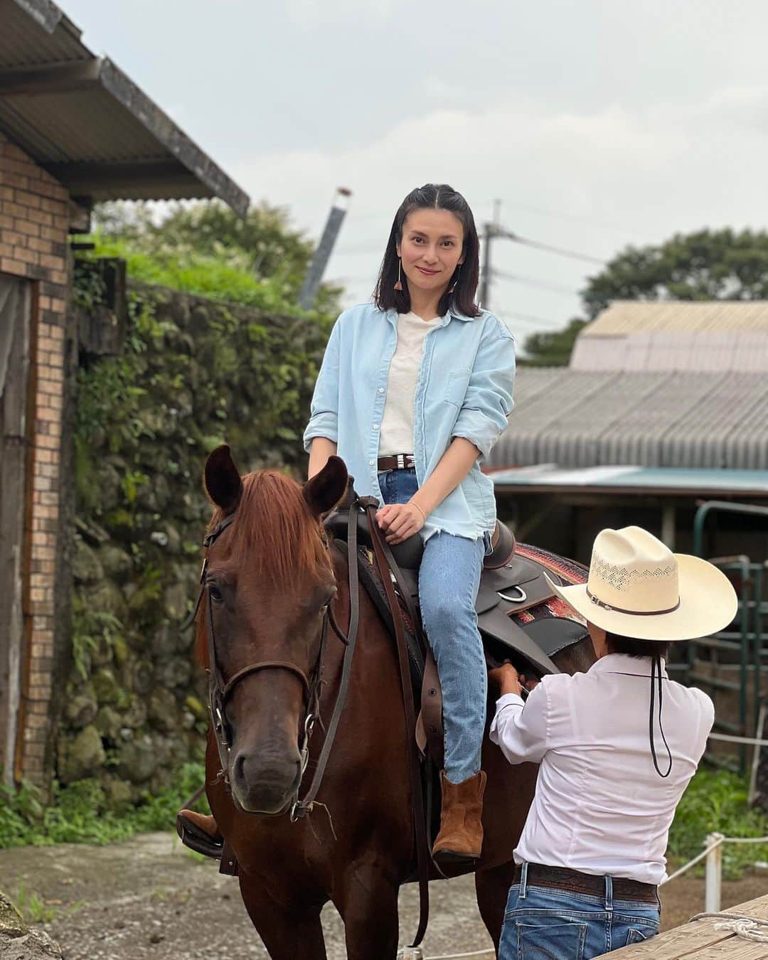 柴咲コウのインスタグラム：「阿蘇にて、久方ぶりの乗馬🏇 この草原の中でお馬さんに乗れる気持ち良さよ。  9.10枚目、左手はともかく右腕の開き具合よ…  蜻蛉よ とまれよ」