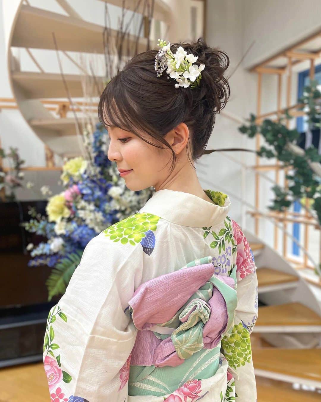 のインスタグラム：「🌷🪻 今日のサタファンも みんな浴衣でお伝えしました👘  落ち着いた雰囲気の先週とは また違った感じに〜🎐  今年はまだ花火を見ていないので 県内どこかで見られたらいいなぁ🎆  #浴衣👘#浴衣帯結び#浴衣ヘアセット#ヘアアレンジロング#アップスタイルアレンジ#サタファン#サタデーファンキーズ#いわて#めんこいテレビ#三宅絹紗」