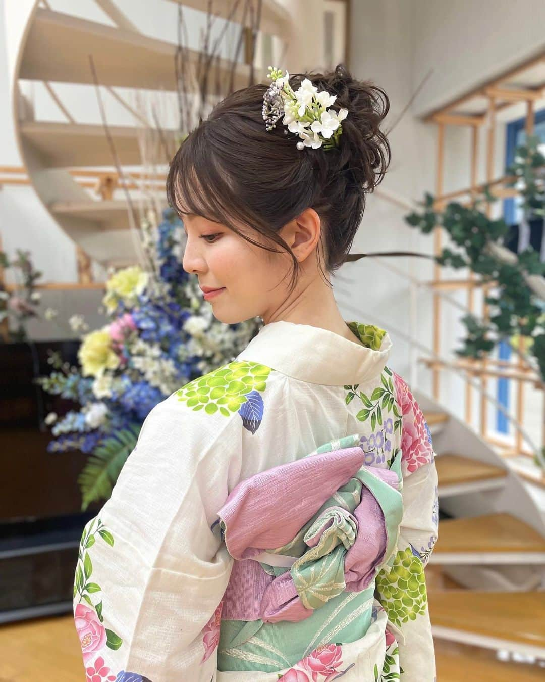 三宅絹紗のインスタグラム：「🌷🪻 今日のサタファンも みんな浴衣でお伝えしました👘  落ち着いた雰囲気の先週とは また違った感じに〜🎐  今年はまだ花火を見ていないので 県内どこかで見られたらいいなぁ🎆  #浴衣👘#浴衣帯結び#浴衣ヘアセット#ヘアアレンジロング#アップスタイルアレンジ#サタファン#サタデーファンキーズ#いわて#めんこいテレビ#三宅絹紗」