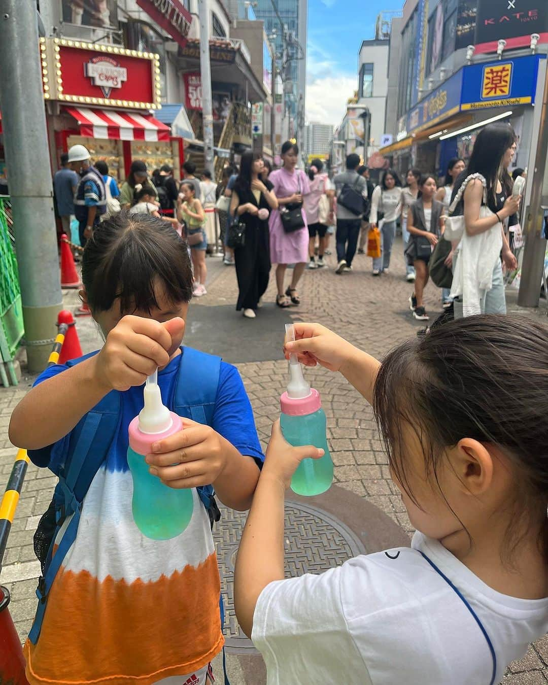 清水あきのインスタグラム：「未有、今日から剣道合宿へ⛰️ 初めての先生や先輩方と。 色々な面でさらに強くなって帰ってくるでしょう😚  先日は友達とサッカー⚽️ のはずが、暑すぎて 原宿デートに変更🍭🍼❤️  竹下通りを練り歩く後ろ姿見ると 感慨深い😆笑  #剣道合宿　#合宿　#頑張れ　#未有シリーズ　#鍛える　#強くなれ　#原宿　#竹下通り　#しなこちゃん　#babytapi #ベビタッピ　#snoopycafe #10円パン　#じゃんがら #懐かしい　#大学時代ぶり」