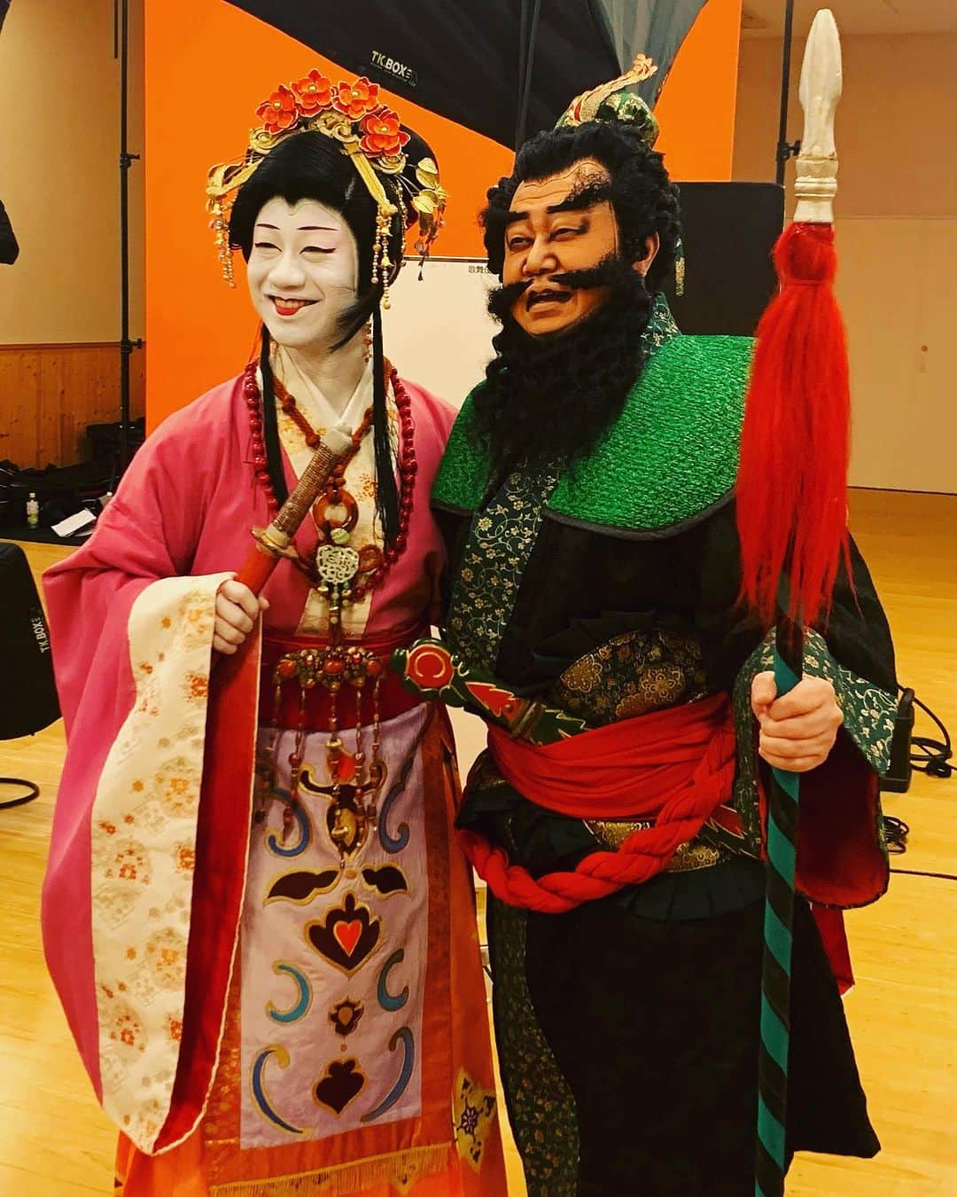 中村壱太郎のインスタグラム：「『新・水滸伝』  王英 と お夜叉  猿弥さんとがっぷりよつの共演💪 たくさん刺激もらって、日々楽し😊 毎日のキャッチボール🥎  9月24日まで、 よろしくお願いします！  ↓↓ 8月5日より8月27日まで 🎐八月納涼歌舞伎🎐　 歌舞伎座 第3部（18:00-21:05） https://www.kabuki-bito.jp/theaters/kabukiza/play/825  ↓↓ 9月3日より9月24日まで 🇨🇳九月花形歌舞伎🇨🇳 京都南座『新・水滸伝』 https://www.kabuki-bito.jp/theaters/kyoto/play/822  #歌舞伎 #水滸伝  #市川猿弥 さん #肉饅頭 #ヤクザ #皆殺し #中国四大奇書  #歌舞伎座 #南座」