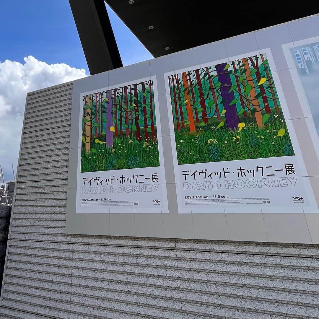 クリス智子さんのインスタグラム写真 - (クリス智子Instagram)「東京都現代美術館で開催が始まっている「デイヴィッド・ホックニー展」に先日行ってきました。  楽しみにしていた以上の内容！  コロナもあって、会期自体が延期になったそうですが、その間にiPadで描かれた全長90メートル！にも及ぶ、現在、創作活動の拠点であるフランス・ノルマンディーの風景も、今回展示あり、圧巻でした。　ノルマンディーの景色の中を歩いているような、幸せな気持ちに。  世の中が負のエネルギーに引きずられていた中、こんな作品を描いていたなんて。86歳、その表現力、表現をしようと言う力に、すごい力を感じました。  緻密と大胆のバランス。  遠近法を外していくかのような、新しい視点の探り、の展示も興味深かったです。  もう一度行きたい。  11月5日まで。 東京都現代美術館  #デイヴィッドホックニー展  #davidhockney  #東京都現代美術館」8月12日 15時39分 - chris_tomoko