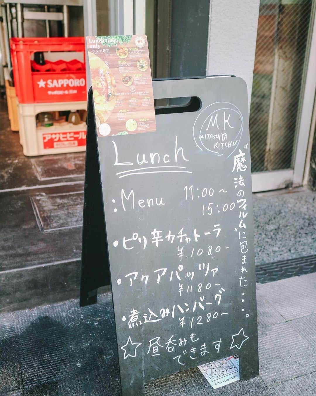 梅山茜さんのインスタグラム写真 - (梅山茜Instagram)「. ＊熱々ハンバーグ🍖＊ . 先日お仕事前に幼馴染とランチ🍽💛 mitashiya さん(@atuatu_13 )にお邪魔してきました。  煮込みハンバーグがフィルムに包まれていて 時間が経ってもぐっつぐつのあっつあつ🔥(動画参照) そのふわふわ食感のハンバーグを少し残したところに コンソメとチーズ風味のお米を投入して リゾットも楽しめる😆！(これも熱々のまま) 映えぇぇ〜な写真をたくさん幼馴染が 撮ってくれました！(カメラマンなの📷)  たくさん食べてたくさん喋って 心もお腹も満たされました〜🌷 . #大阪ランチ#大阪グルメ#京橋ランチ#京橋グルメ#限定ランチ#ハンバーグ#大阪グルメ部#取材協力#lunch#pr #アナウンサー#フリーアナウンサー#女子アナ#mc#司会」8月12日 18時00分 - umeyama_akane