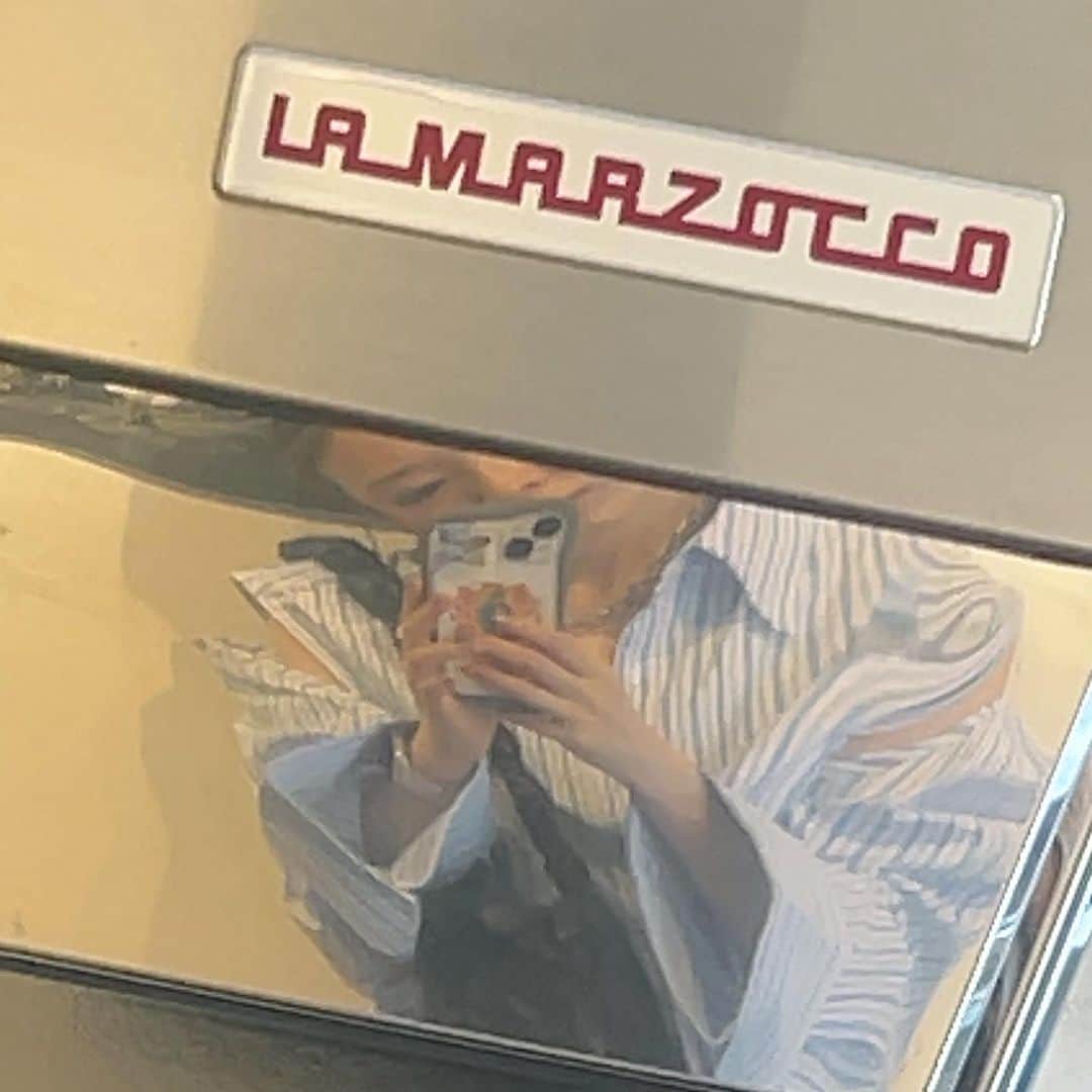 MIOのインスタグラム：「あついねとけるね。。 今日も美味しいラテがわたしのエナジードリンク🤟がんばるぞ」