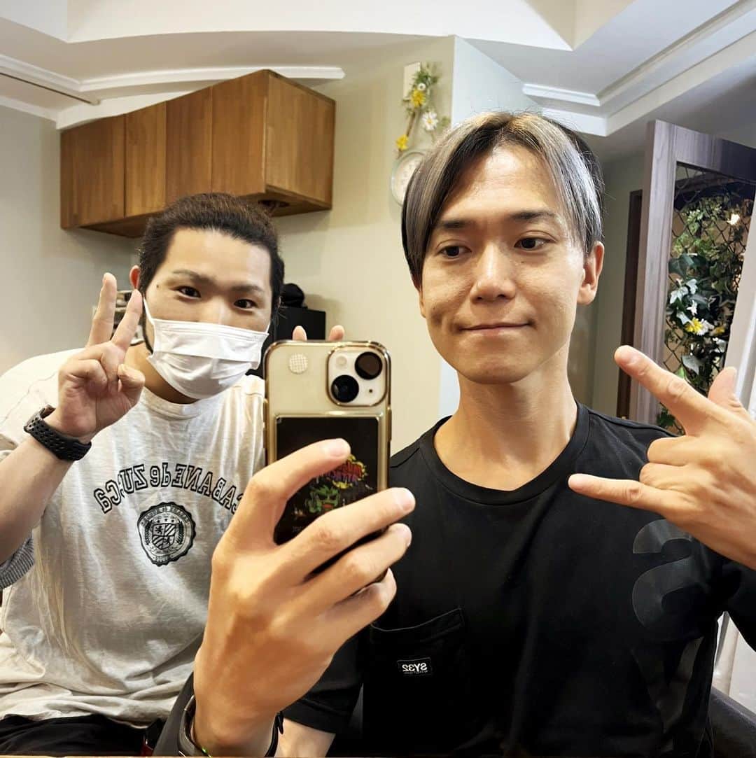 SHINPEIのインスタグラム：「明日はいよいよソロライブ！ ⁡ 最高のメンバーと、熱くロックな曲達を奏でまくりたいと思います。 ⁡ 本番前に新宿coreさんでキリッと刈り上げてきました。グレーカラーも良い感じ ⁡ 山田君、スタッフの皆さん いつもありがとうございます！ ⁡ #CORE #新宿CORE #SY32」