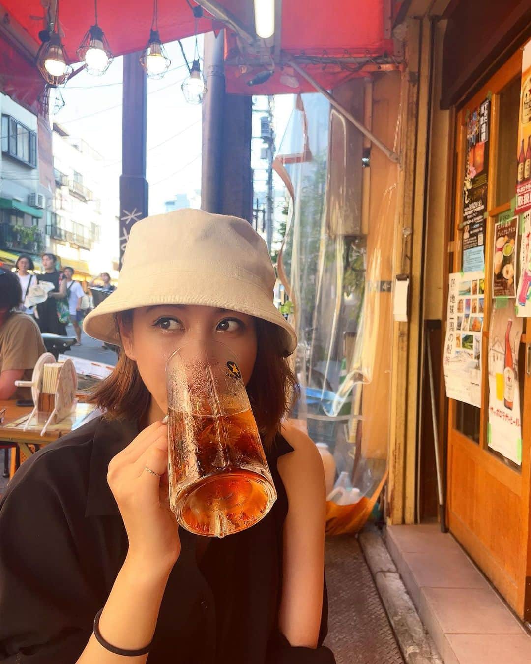 源崎トモエのインスタグラム：「久しぶりのホッピー通り🍻  下町感溢れてていい感じ  たまたま隣になった海外の方が 日本に降り立ったばかりだったらしく ホッピーの飲み方教えてあげて 仲良く楽しく一緒に飲んだっていういい思い出😋  #ホッピー #ホッピー通り  #ビールのが好きだけど #これもこれでまた良い #飲兵衛 #酒飲み #おつかれ乾杯  #ホッピーは白か黒か」