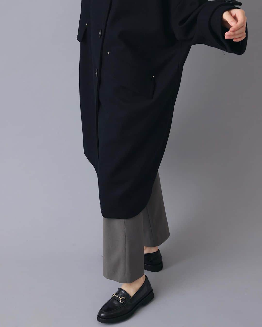 IENAさんのインスタグラム写真 - (IENAInstagram)「MACKINTOSH exclusively made for IÉNA ⁡ ⁡ ￣￣￣￣￣￣ ⁡ MACKINTOSH NEW HUMBIE LONG COAT ⁡ ⁡ 今シーズンは「NEW HUMBIE」のモデルをベースに、スタンドカラーの襟型にロング丈のコートに別注をして作成。 ⁡ 今までのAラインのかわいらしさのある別注モデルから一変、大人っぽく上品なコートが実現しました。 スタンドカラーは開けてもお召しいただけます。 ⁡ ⁡ ￣￣￣￣￣￣ ⁡ MACKINTOSH 別注 NEW HUMBIE ロングコート ¥159,500(税込) Size:6,8(着用8) Color:ブラック,ネイビー(着用ブラック) No.23020910003530  店舗→10月入荷予定 EC→予約販売中  ⁡ 　 ハイストレッチイージーパンツ ¥17,600(税込) Size:36,38,40 Color:ブラック,グレー,ナチュラル No.23030900096030 ⁡ ⁡ PASCUCCIビットローファー ¥31,900(税込) Size:35.5,36,37,38,39 Color:ブラック,ブラウン No.23093910000930 ⁡ 店舗→9月入荷予定 EC→予約販売中 ⁡ ⁡ #iena #イエナ #iena_23aw #mackintosh #マッキントッシュ #fashion #ファッション」8月12日 20時00分 - iena_jp