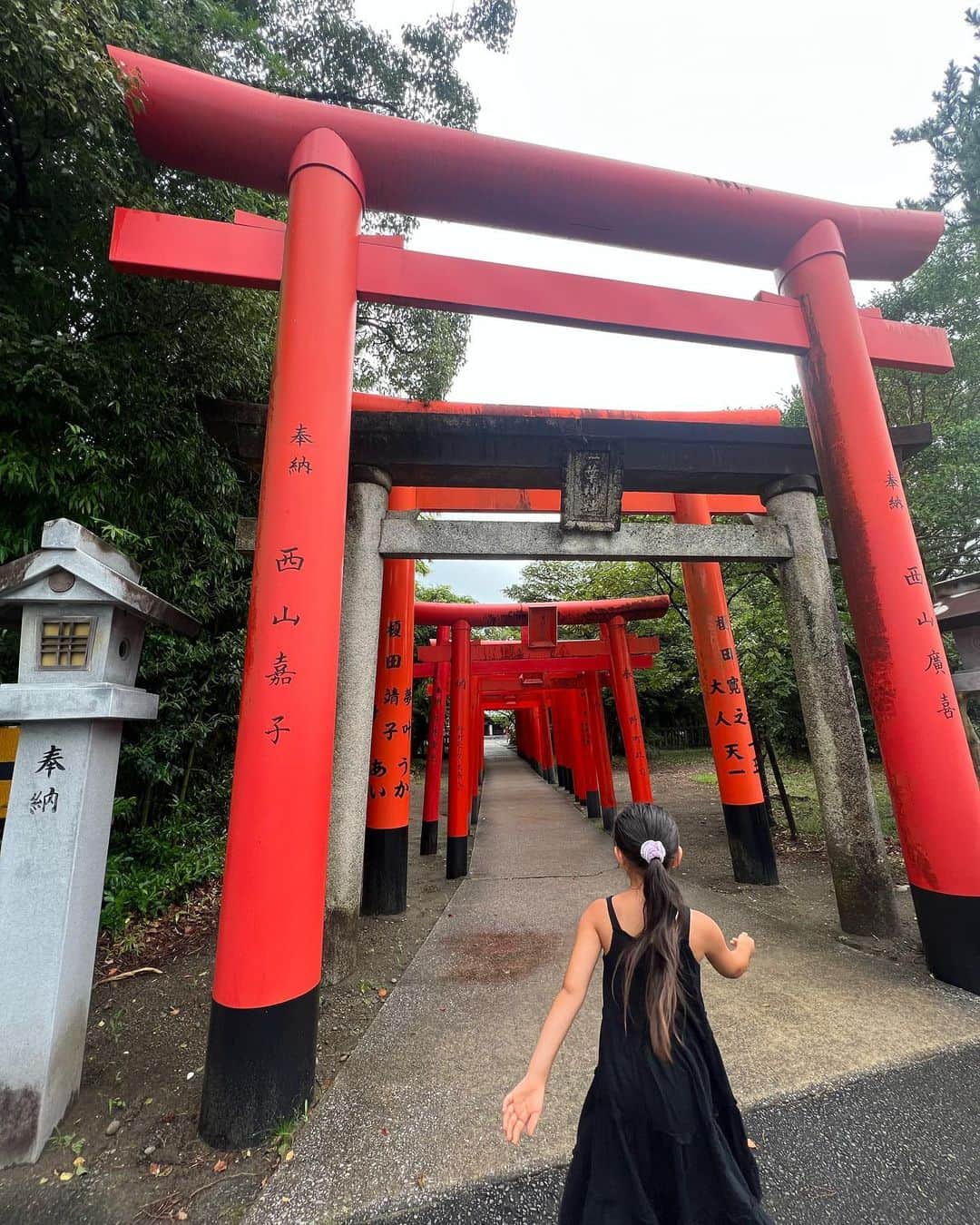 亜弥のインスタグラム：「⛩️ 2023年最強のパワースポット【一葉稲荷神社】へ📍  宮崎にいるストーリーを見てDMで教えてくれた方 ありがとう❤️  行く直前まで大雨だったのに… 止みました⛅️✌🏾  赤い鳥居がお出迎え⛩️ 本殿の裏側へ 開運の白兎も拝めました🐇  その後は、宮崎神宮にも行ける事が出来た😌  行きたい所に行けた事。 その場所に導かれた事。 全てに感謝です❤️  #宮崎 #Miyazaki #一葉稲荷神社  #今年最強のパワースポット  #開運神社 #宮崎神宮」