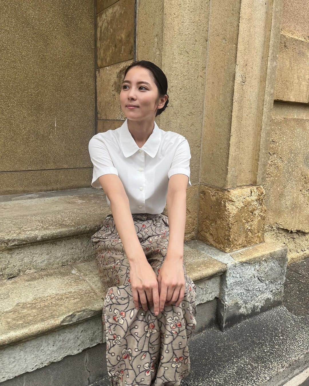 のインスタグラム：「8月14日(月)22:00〜NHKスペシャル「アナウンサーたちの戦争」保木玲子役で出演します。 "言葉"の持つ力について深く考えさせられる作品です。 参加させていただいた時間は限られたものでしたが、新たな側面から太平洋戦争を学び、思い巡らせながら過ごした日々は今も強く心に残っています。 この時代を生き抜いた、実在する人物を演じさせていただくことに責任感と覚悟が生まれ、今後もこの気持ちを忘れることなく一つ一つ、役と向き合っていきたいと思います。 たくさんの方に知っていただきたい物語です。 ぜひご覧ください！ #アナウンサーたちの戦争」