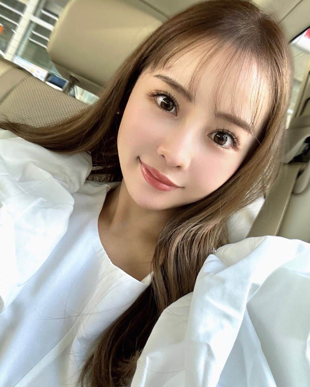 Akaneのインスタグラム：「. 🔖 美容事情(まあまあ長いです笑)  ✔︎︎︎︎マツエク… @nao_parkbytokyo  モチもいいし、褒められまつ毛はいつもお馴染みのナオさん♡  ✔︎︎︎︎髪の毛… @yuki_nktn.w  お久しぶりの中谷さんカラー👨🏽‍🌾 中谷ちゃんと喋ると元気がもらえます。笑 だいぶ私の髪の毛理解してくれてるから 何も言わずとも可愛くしてくれる。🫡ｱﾘｶﾞﾄｳｺﾞｻﾞｲﾏｽ  ✔︎︎︎︎眉アート(リタッチ) ✔︎︎︎︎ダーマペン … @arub.clinic  約3年ぶりの眉アートリタッチ🥸🖊(写真は施術1週間後) やっぱり安定で上手くて、早い！ 眉毛の形を少し並行眉っぽくしたかったから 眉頭を重点的に自然に足してもらった♡ 定着するにはあと1回行くと尚良しだそう🧚🏻‍♀️ arubは私のママも姉もお世話になってて みんなの眉毛、made in arubやねん🫣♡ (師長指名です👩🏻‍⚕️)  で！産後 肌のケアはセルフでしかしてなかったけど ご褒美に、ということでダーマペンを🖋  ダーマペンの薬剤は【アムニオジェニクス】 という薬剤で ヒト羊膜絨毛膜由来の成長因子サイトカインや コラーゲンを豊富に含んだ コラーゲンブースターやねんて✨️🥺 ニキビ跡改善、ハリくすみ、お肌の若返りにも効果的らしくて 高価やけど、2.3回続けるとまじでお肌変わるみたい。 3日間ぐらいは、顔が真っ赤でお肌ガサガサになったけど しっかり保湿すると、お顔がつやっつやのツルツルになって感動した😭💖 贅沢すぎるけど、またやりたい施術…✨️ それまでセルフスキンケアも頑張ろうっと！ . . #美容デー#眉アート#眉毛アート #マツエク#ヘアカラー」