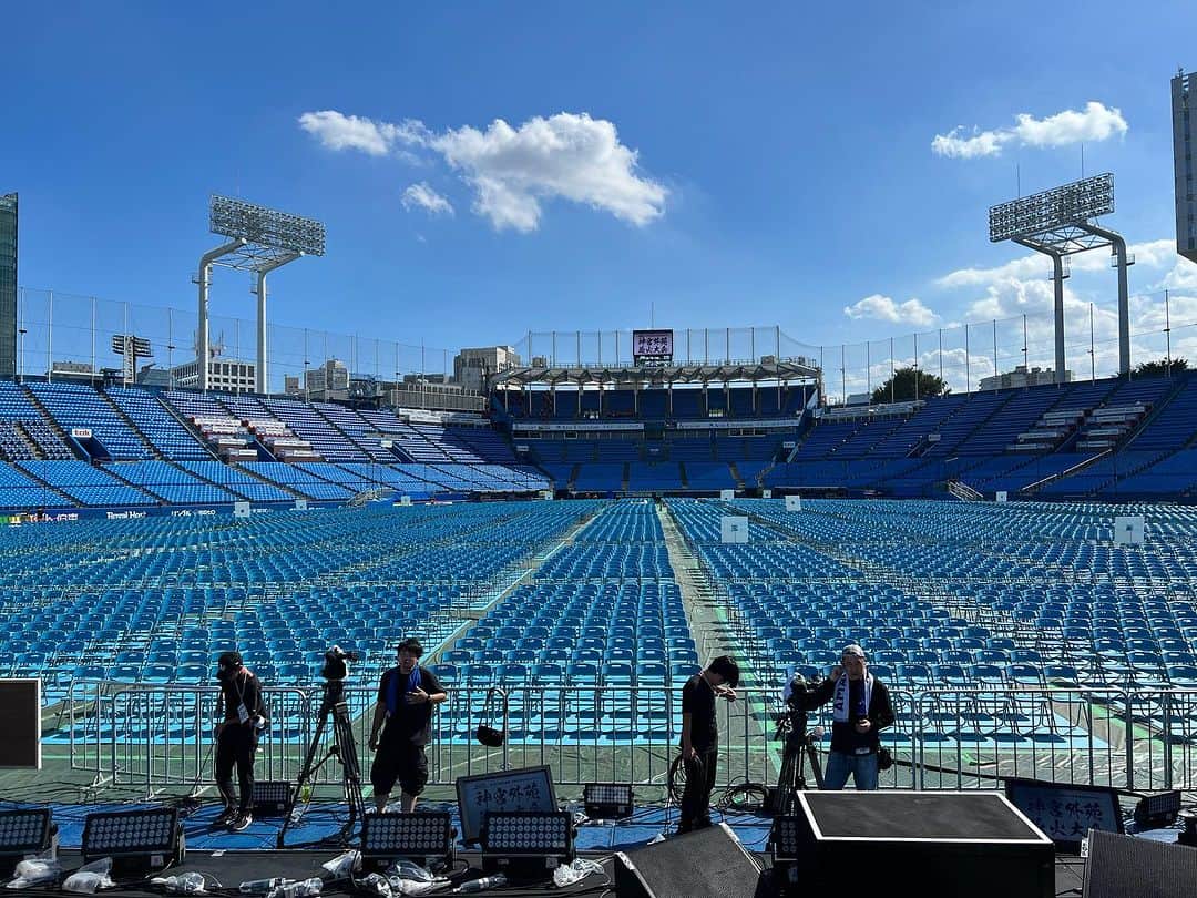 原田喧太のインスタグラム：「神宮花火大会 大黒摩季ライブ！ リハ終了。 機材が壊れそうな位暑い〜 本番が楽しみですわ。 #神宮球場 #花火大会  #ライブ #暑い」