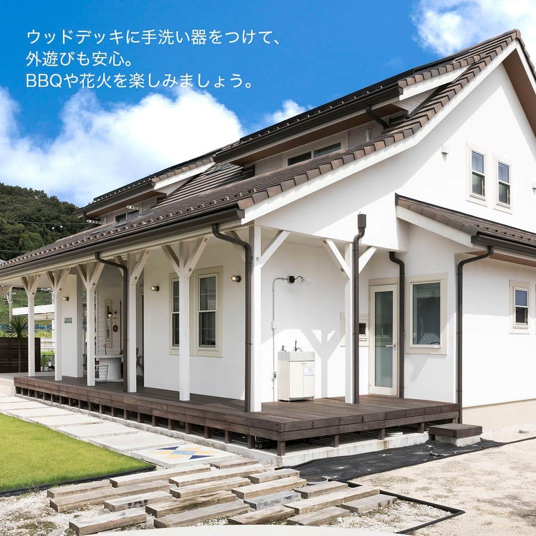 完全フル装備の家　富士住建さんのインスタグラム写真 - (完全フル装備の家　富士住建Instagram)「【 夏を楽しむおうち7選🌻】  暑い夏を楽しむ工夫をつめこんだおうちをご紹介！  𖤣𖠿𖤣 あこがれのプライベートテラス。夕涼みをしながらお酒を飲むのもステキ🍺  𖤣𖠿𖤣 ウッドデッキに手洗い器をつけて、外遊びも安心！夏はBBQや花火を楽しめます🍖  𖤣𖠿𖤣バルコニーの壁を高くしてひと目につかない空間に。ゆっくりくつろげますね。  𖤣𖠿𖤣リゾート風のテラスで旅行気分に🌴ブランコやミニプールもつけたこだわりのテラスです。  𖤣𖠿𖤣 勾配天井と大きな窓で開放感たっぷり！庭とつながっているから、BBQや外遊びも気軽にできます🍗  𖤣𖠿𖤣 リビングとつながった広いバルコニーでランチタイムやハンモックをのびのび楽しめます  𖤣𖠿𖤣 趣味のガーデニングの後はパラソルの下でひと休み⛱好きなお花に囲まれて幸せなひとときです🌸  完全自由設計だから、マイホームを持ったらこんなことやりたい、あんなことをしてみたい、という憧れも叶います✨  富士住建ではみなさんの「しあわせな時と場所」を願って、理想の家づくりをお手伝いいたします⭐️  #富士住建 #完全フル装備の家 #フル装備の家 #わくわくする家づくり #新築注文住宅 #富士住建の生活 #マイホーム計画中の人と繋がりたい #子どものいる暮らし #fujijuken #家づくりアイディア #こだわりの家 #おうちづくり #富士住建仲間と繋がりたい #富士住建標準仕様 #戸建て #マイホーム計画 #イエスタグラム #自由設計の注文住宅 #理想の家 #心地よい暮らし  #おうち時間 #癒しの時間 #自由設計住宅 #階段下 #インナーバルコニー #ベランダ #テラス #バルコニー #ウッドデッキ #外構デザイン」8月12日 15時59分 - fujijuken_