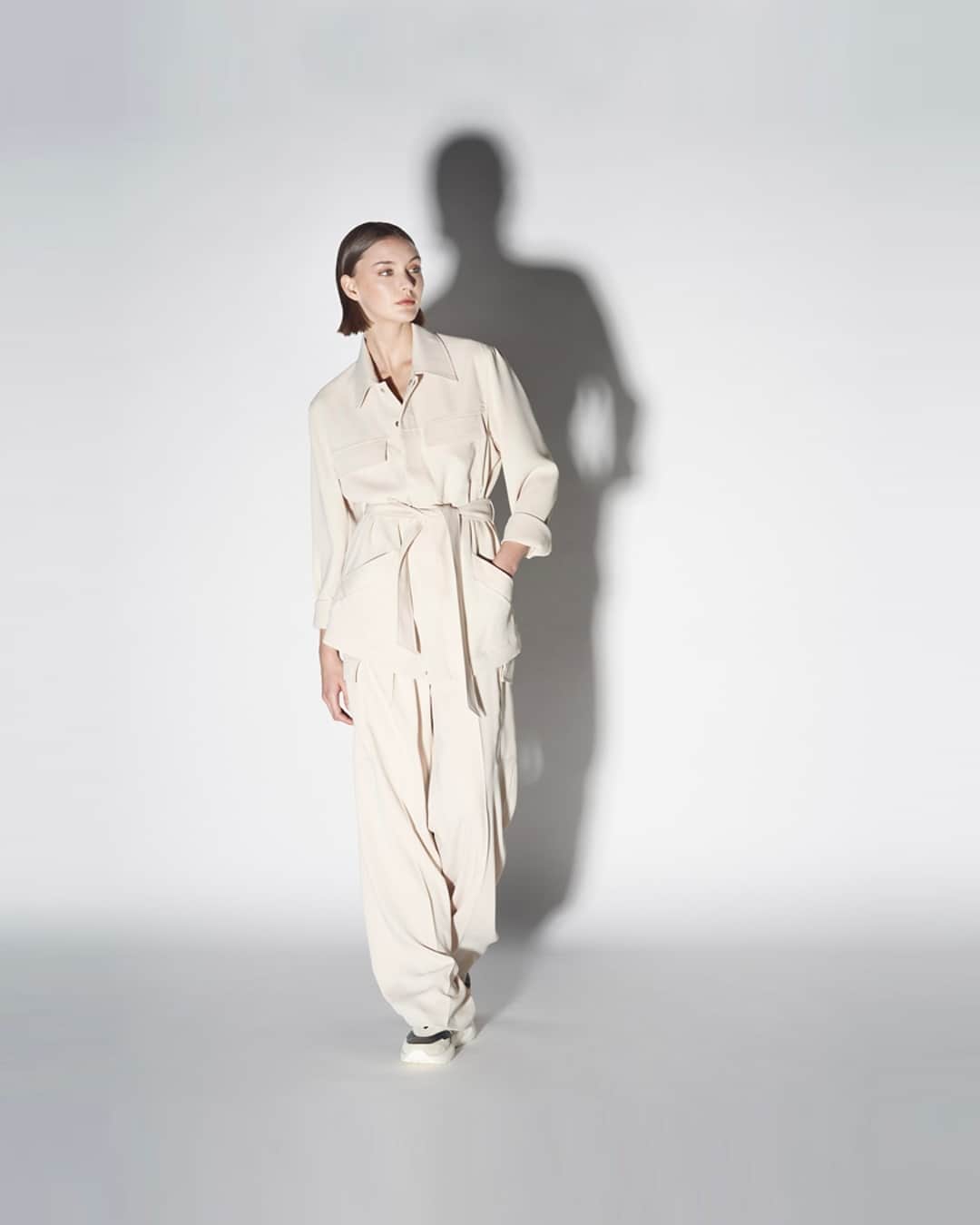 のインスタグラム：「Flowly safari jacket and combat trousers for an effortlessly chic look⁠ ⁠ Photos @lachambrethomas ⁠ Model @laiaveigar⁠ Hair & Makeup @flavioche⁠ ⁠ #newcollection #parisiandesign #summerlook #minimalism #naturalshades #effortlessandchic #barbarabui」