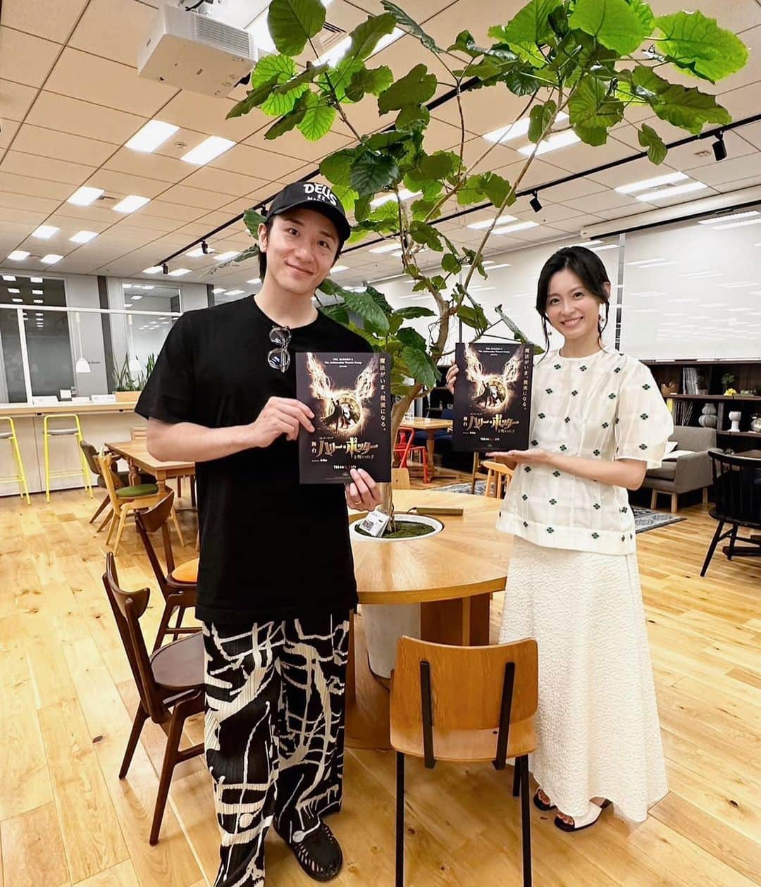 のインスタグラム：「今日18:30からのTOKYO FM「三菱地所レジデンス Sparkle Life」は、いつもの"リビング"を飛び出して、大貫勇輔さんと三菱地所レジデンスの本社からお届けします🌿✨  ぜひお聴きください☺️  . . .  skirts: @reedit_official @the.pr_  earrings: @michicusa_jewelry  tops: @stylist's own」
