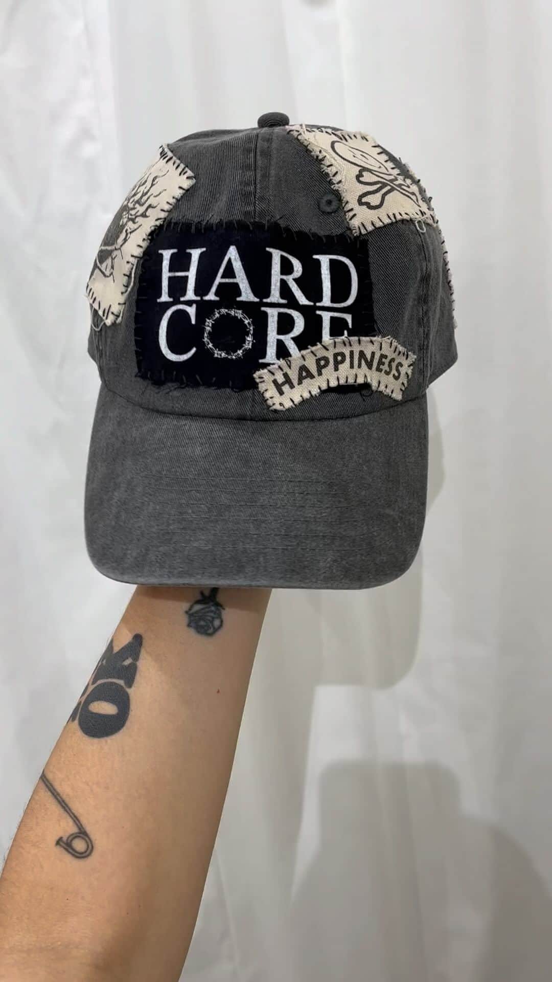ジャムルのインスタグラム：「@endless_nameless.ltd 'HARDCORE HAPPINESS' CAP ¥10000+tax(11000) 受注受付中 受注は13日20時までです。 . WEB SHOPに入荷しております。 是非ご覧ください。 jammru.com  #お問い合わせはお電話で承ります #jammru #osaka  #fashion  #streetstyle  #streetfashion  #vtg  #vintage  #used  #usedclothing  #古着 #古着屋 #ファッション #70s #80s #90s」