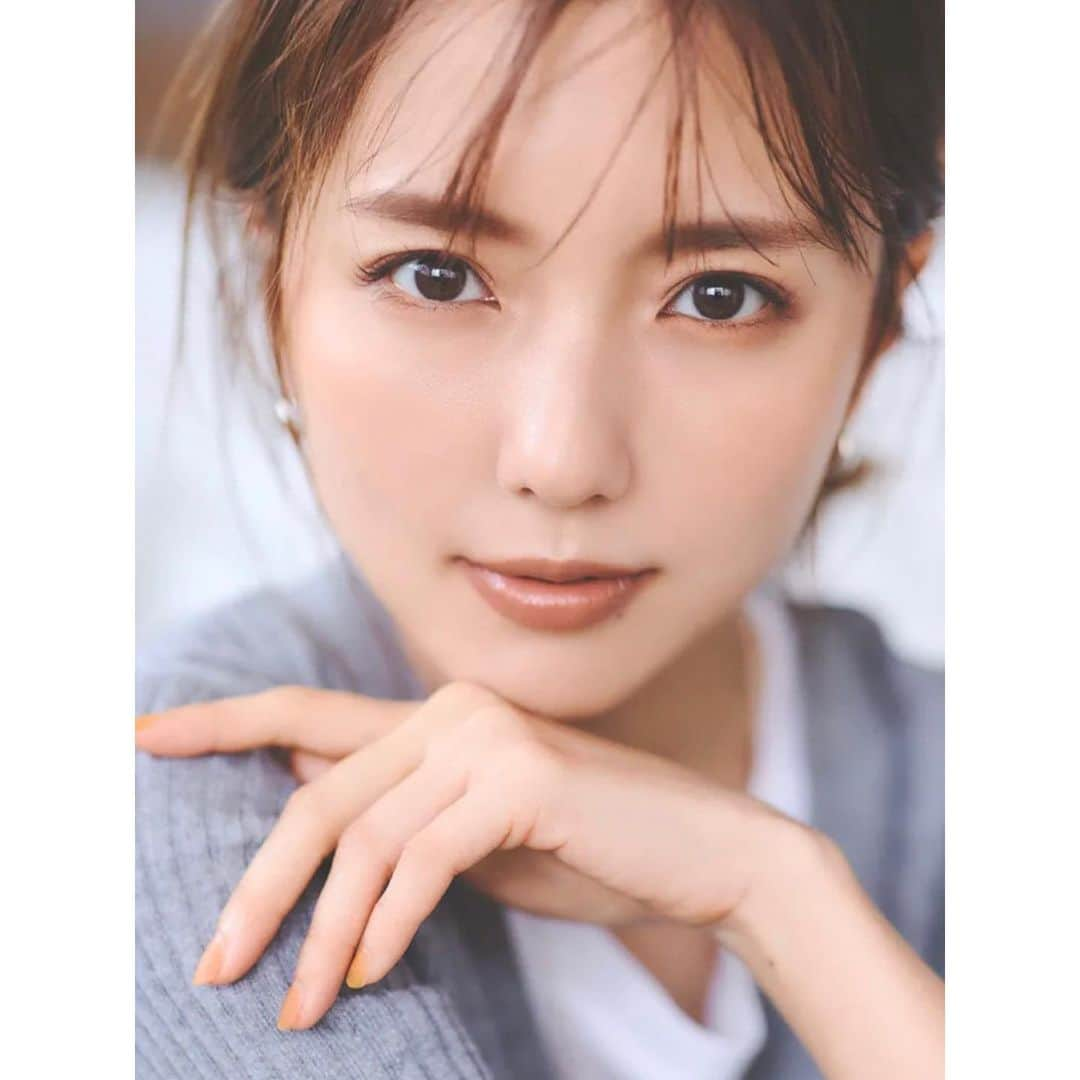 真野恵里菜のインスタグラム：「CLASSY.ONLINEの撮影で ブラウンリップについての記事の写真💄 リップってお気に入りが見つかったら そのひとつばかりになっちゃうんだけど 季節とか服装に合わせてこうやって変えてみたいなぁ〜！って思った🤭  みんなはお気に入りのリップ何本持ってる？？ . . そして、今月の連載がUPされました！ 今月のレシピは ・ガーリック枝豆🫛 ・茄子とアスパラとパプリカの柚子胡椒ポン酢🍆 あともう一品欲しいなぁってときに簡単に作れて 夏にぴったりの副菜です🍽️ 我が家は全然飲みませんが ビールにも合うと思います🍺🥳 是非！作って食べてもらえたら嬉しいです🍽️ #ブラウンリップ #連載 #料理 #暑いけど頑張ろう」