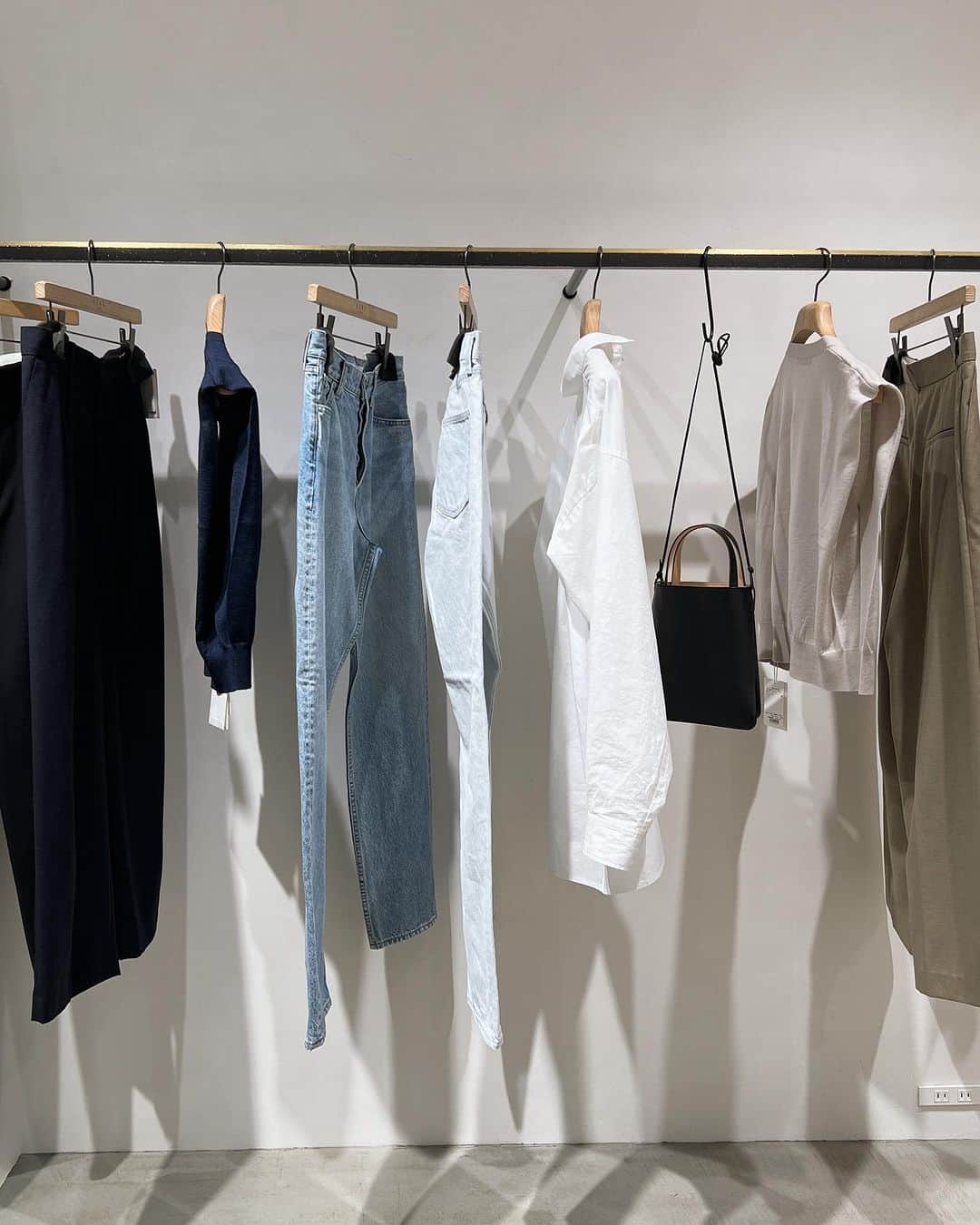 ETRÉ TOKYO ストアのインスタグラム：「@etretokyo  【Recommend items】 ㅤㅤㅤ ㅤㅤ #ETREハイゲージニットベスト BEIGE / NAVY F size ¥19,800(tax in) ㅤ  新宿スタッフ @etretokyo_tobi 157cm ㅤㅤ 本社スタッフ @etretokyo_yuko 160cm @sakiko_113 154cm  ㅤ着用カラー：NAVY ㅤㅤㅤ ㅤㅤㅤ  - - - - - - - - - - - - - - - - - - - - - - - - - - - -  商品詳細はTOPページURLよりチェック🔍 ›› @etretokyo_store  ㅤㅤㅤ スタッフコーディネートも毎日更新中【 #etretokyo_staff_ootd 】をフォロー🐿️  TOPページの"フォロー中"から 気になるスタッフのアカウントをフォロー🤝  ㅤㅤㅤ ㅤㅤ  - - - - - - - - - - - - - - - - - - - - - - - - - - - - ⁡  【INFORMATION】 ⁡ㅤㅤㅤ ⁡ ※ ルミネカード会員様限定で店舗通販のご利用が可能です。  ⁡ ※お電話がつながりにくい可能性がございます。 ⁡ ※また混雑時には入場制限及び 試着点数の制限を設けさせて頂きます。 予めご了承ください。 ⁡ ⁡ ご理解、ご協力を賜りますよう 心よりお願い申し上げます。   ㅤㅤㅤ 【LUMINE SHINJUKU STORE】 ETRÉ TOKYO ルミネ新宿2店 TEL：03-5989-0979  ー営業時間ー (平日、土日祝)11:00-21:00 ⁡ #etretokyo#etre#fashion#etretokyoshinjuku #etre#2023etre#etretokyo_staff_ootd#2023aw #ルミネ新宿2 #新作紹介 #秋ファッション #秋スタイル #スタッフスナップ #シンプルコーディネート#シンプルファッション #白黒コーデ #ニットベスト #サマーニットコーデ #ネイビーコーデ」