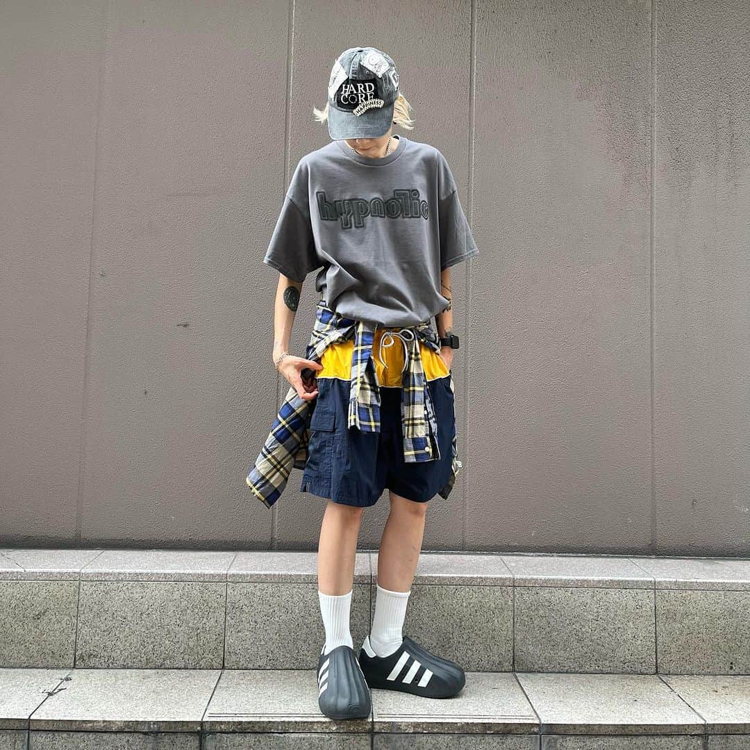 ジャムルのインスタグラム：「@endless_nameless.ltd  'HARDCORE HAPPINESS' CAP ¥10000+tax(11000) 受注受付中 . @hypnotic_club NU-LOGO Tee ¥4800 tax in . 2トーン ナイロンショーツ ¥3900+tax(4290) . チェック ボタンダウンシャツ ¥5400+tax(5940) .  WEB SHOPに入荷しております。 是非ご覧ください。 jammru.com  #お問い合わせはお電話で承ります #jammru #osaka  #fashion  #streetstyle  #streetfashion  #vtg  #vintage  #used  #usedclothing  #古着 #古着屋 #ファッション #70s #80s #90s」