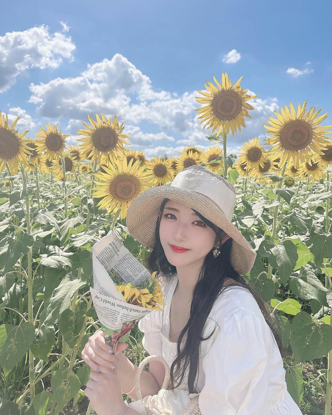 れみぱんのインスタグラム：「座間ひまわり祭りに今年も行ってきたよー🌻 今年もすごく綺麗で元気が出た🌻 1日で肌が焦げたけど屋台で食べ物食べたり夏を感じました🌻 : 友達がシルバニアちゃんのひまわりの被り物作ってくれてシル活もした🌻 かわいすぎ、ありがとう🌻」