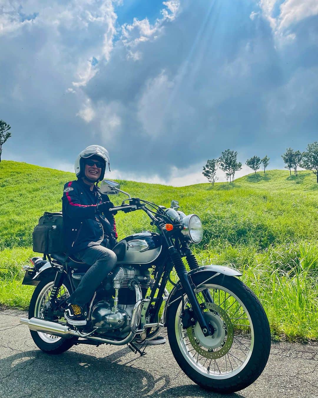 栗田善太郎のインスタグラム：「初ソロ・ロンツー 阿蘇に来ています Pic by 山口洋さん  #w650」