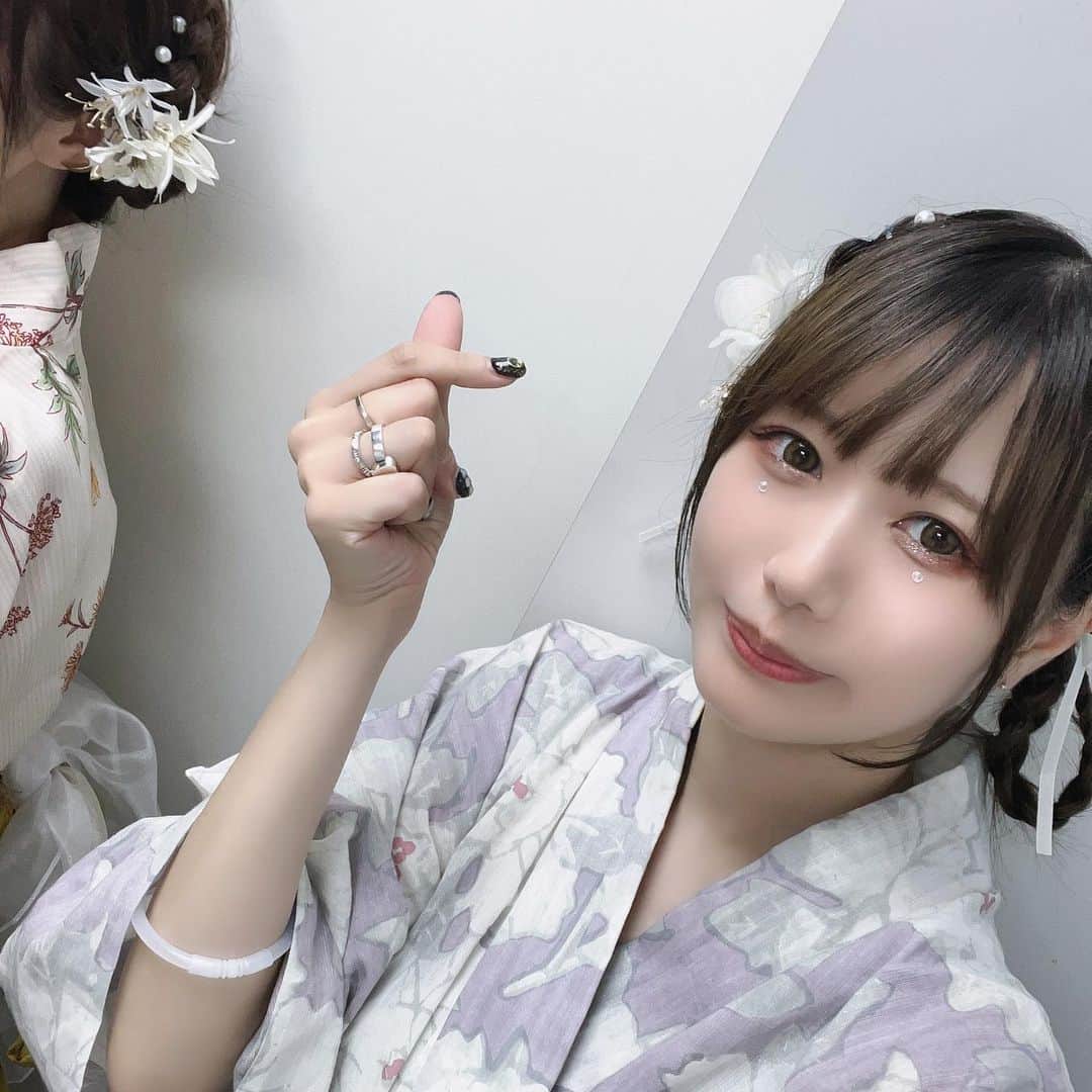 仮面ライアー217のインスタグラム：「◓ ⚡︎✰ . . . 踊ガチャvol.2の写真〜❕ 浴衣また着れてうれしかたオタクもかわいいし癒されたナ😼 ❶小豆と匂わせ ❷うちら浴衣のと髪飾りの感じ色違うのに雰囲気合ってるの何😸 ❸女子チームかわいすぎる夏ありがとう ❹チームちいかわさん(たまひよ豪遊してるように見えるうける) ❺小豆と制服きた~🏫 ❻アイドルライフ神 ❼Ry☆と久々に写真撮った~顔綺麗すぎ ❽Jさんと新作つくった撮影しよう」