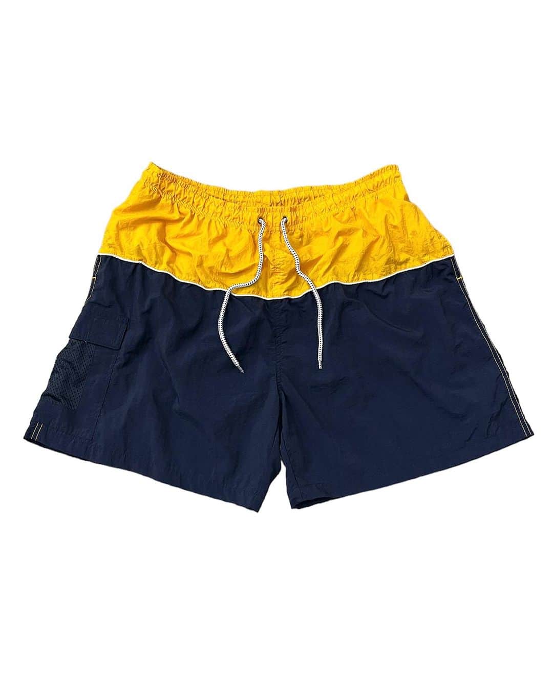 ジャムルのインスタグラム：「2トーン ナイロンショーツ ¥3900+tax(4290) . イエローとネイビーの2トーンカラーのナイロンショーツ。 もともとはスイムショーツですが、インナーのメッシュが切り取られストリート仕様になっています。  サイズはXLで紐をギュッとして履くと良いシルエットです！ .  WEB SHOPに入荷しております。 是非ご覧ください。 jammru.com  #お問い合わせはお電話で承ります #jammru #osaka  #fashion  #streetstyle  #streetfashion  #vtg  #vintage  #used  #usedclothing  #古着 #古着屋 #ファッション #70s #80s #90s」