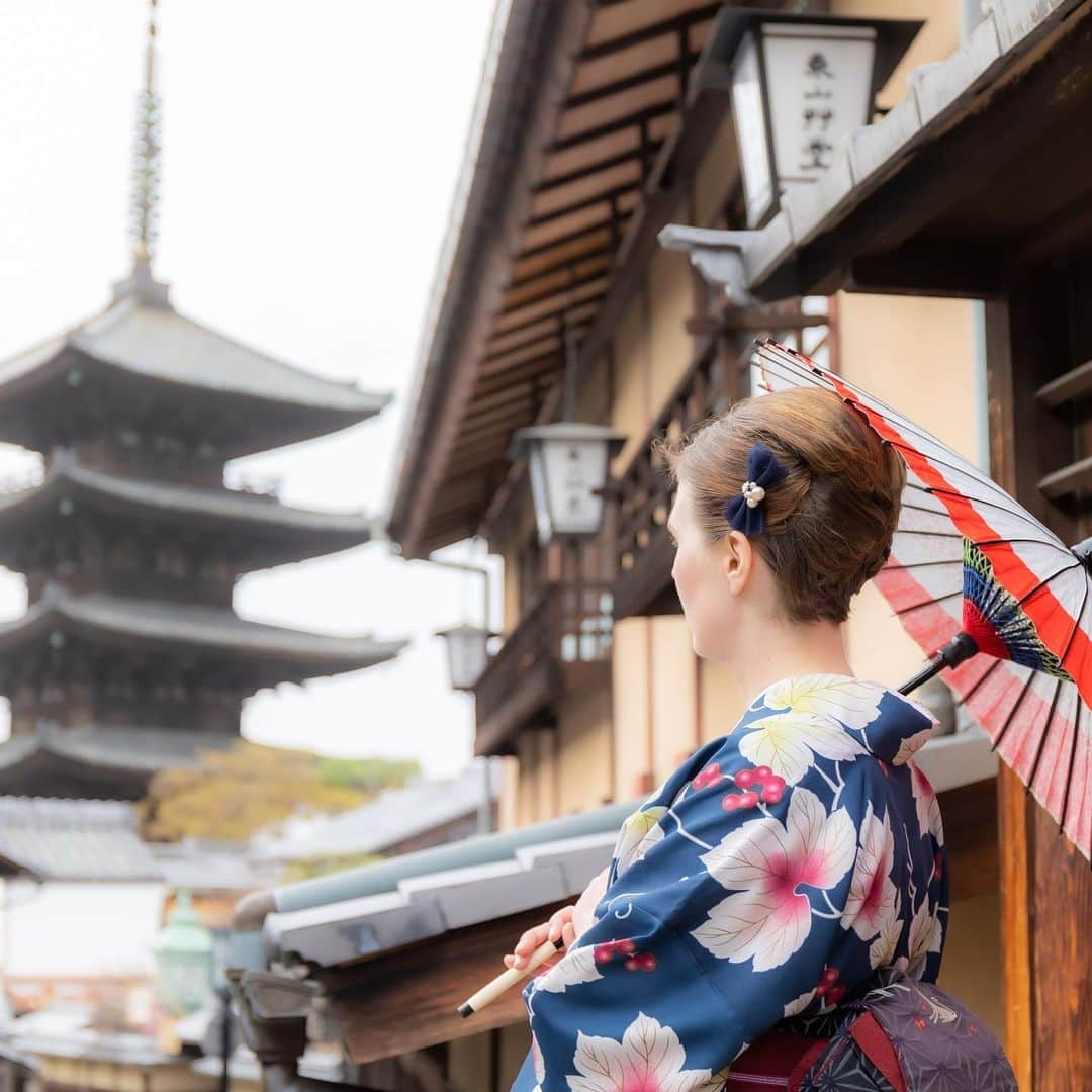 京都ヘアセット&着付け専門サロン夢館(ゆめやかた) さんのインスタグラム写真 - (京都ヘアセット&着付け専門サロン夢館(ゆめやかた) Instagram)「こんにちは、夢館です🤍  暑い日が続きますね🔥  本日はロングヘアの選べる8スタイルヘアセットのご紹介です ※こちらのプランは着物レンタルプラン専用のヘアセットです  ①『夜会巻き』 襟足スッキリ大人っぽいスタイルです。  ②『サイドカールアップ』 ツイストで作るサイドのアップスタイルです。ボリュームが出る可愛らしいスタイルです。  ③『編みこみサイドアップ』 編みこみで作るサイドアップです。  ④『ルーズなお団子』 ふわっと可愛らしいお団子です。  ⑤『シニヨンヘア』 エレガントなアップスタイルです。  ⑥『ゆるふわ編みおろしヘア』 ルーズな編みおろしです。レースの髪飾りやドライフラワーをつけても可愛い🫶  ⑦『編みこみハーフアップ』 カールが可愛いハーフアップです。髪の毛が短い方でもしていただけます。  ⑧『ローポニー玉ねぎヘア』 シンプルなダウンスタイルです。ルーズなスタイルですので浴衣を脱がれたあともお洋服に合いますよ  いかがでしたでしょうか？ お気に入りのスタイルは見つかりましたか？  ご予約お待ちしております🎐  #夢館 #着物レンタル夢館 #京都着物レンタル夢館 #京都着物レンタル #京都浴衣レンタル　#京都セットサロン #夜会巻き #サイドアップ #ツイストアレンジ #編みこみ #お団子ヘア #シニヨン #編みおろし #ハーフアップ #玉ねぎヘア #京都旅行 #京都散策 #京都観光」8月12日 16時31分 - yumeyakatabeauty