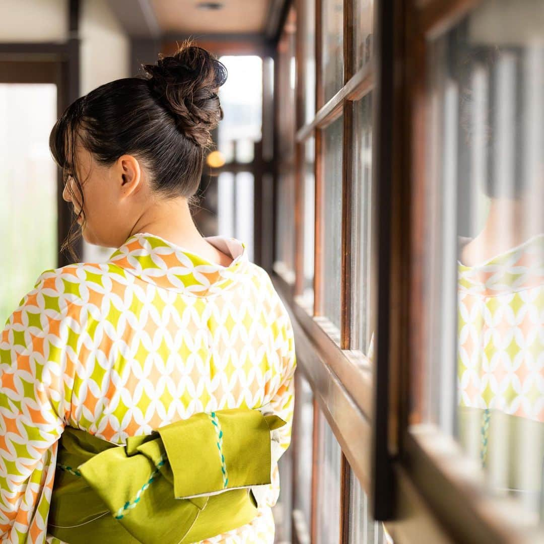 京都ヘアセット&着付け専門サロン夢館(ゆめやかた) さんのインスタグラム写真 - (京都ヘアセット&着付け専門サロン夢館(ゆめやかた) Instagram)「こんにちは、夢館です🤍  暑い日が続きますね🔥  本日はロングヘアの選べる8スタイルヘアセットのご紹介です ※こちらのプランは着物レンタルプラン専用のヘアセットです  ①『夜会巻き』 襟足スッキリ大人っぽいスタイルです。  ②『サイドカールアップ』 ツイストで作るサイドのアップスタイルです。ボリュームが出る可愛らしいスタイルです。  ③『編みこみサイドアップ』 編みこみで作るサイドアップです。  ④『ルーズなお団子』 ふわっと可愛らしいお団子です。  ⑤『シニヨンヘア』 エレガントなアップスタイルです。  ⑥『ゆるふわ編みおろしヘア』 ルーズな編みおろしです。レースの髪飾りやドライフラワーをつけても可愛い🫶  ⑦『編みこみハーフアップ』 カールが可愛いハーフアップです。髪の毛が短い方でもしていただけます。  ⑧『ローポニー玉ねぎヘア』 シンプルなダウンスタイルです。ルーズなスタイルですので浴衣を脱がれたあともお洋服に合いますよ  いかがでしたでしょうか？ お気に入りのスタイルは見つかりましたか？  ご予約お待ちしております🎐  #夢館 #着物レンタル夢館 #京都着物レンタル夢館 #京都着物レンタル #京都浴衣レンタル　#京都セットサロン #夜会巻き #サイドアップ #ツイストアレンジ #編みこみ #お団子ヘア #シニヨン #編みおろし #ハーフアップ #玉ねぎヘア #京都旅行 #京都散策 #京都観光」8月12日 16時31分 - yumeyakatabeauty