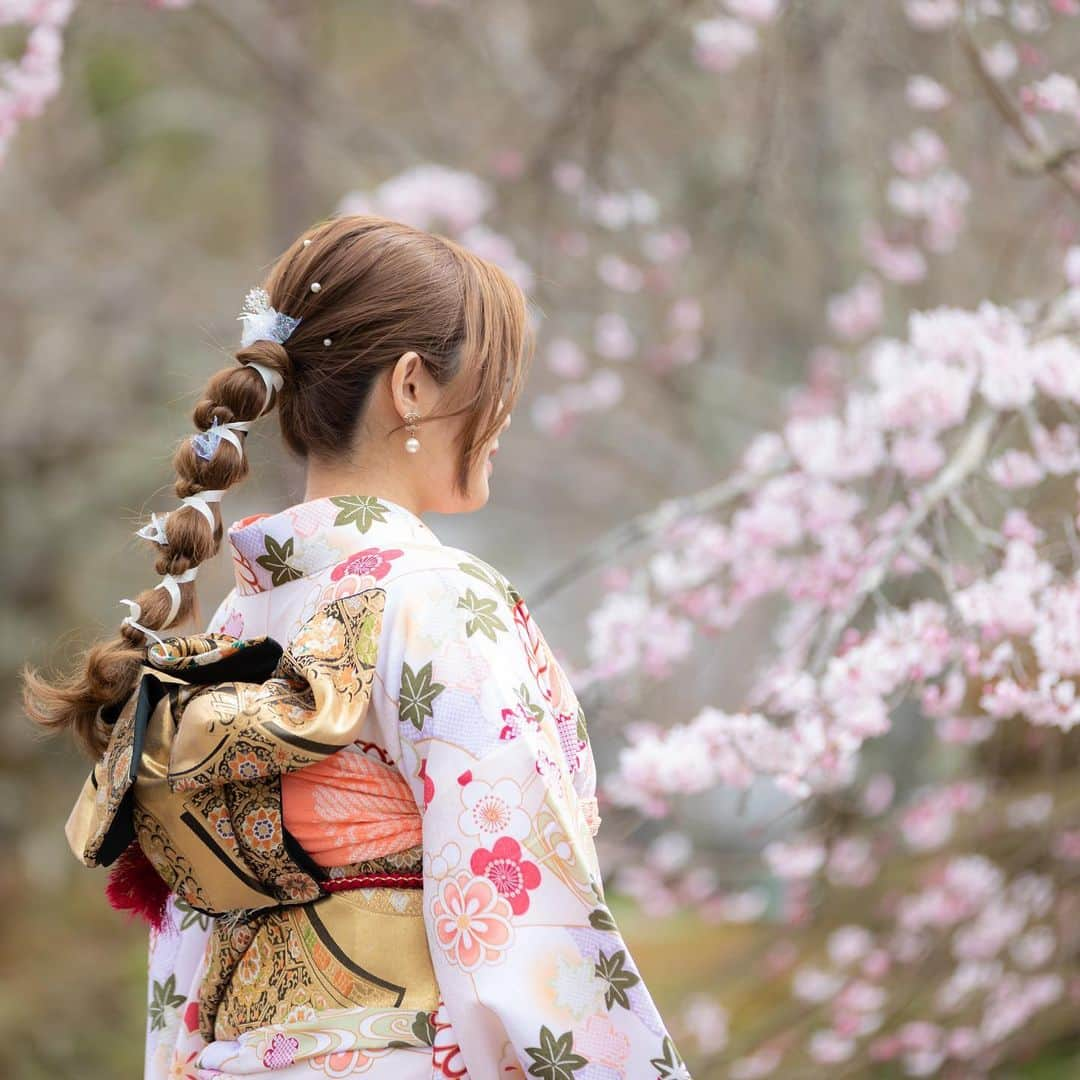 京都ヘアセット&着付け専門サロン夢館(ゆめやかた) さんのインスタグラム写真 - (京都ヘアセット&着付け専門サロン夢館(ゆめやかた) Instagram)「こんにちは、夢館です🤍  暑い日が続きますね🔥  本日はロングヘアの選べる8スタイルヘアセットのご紹介です ※こちらのプランは着物レンタルプラン専用のヘアセットです  ①『夜会巻き』 襟足スッキリ大人っぽいスタイルです。  ②『サイドカールアップ』 ツイストで作るサイドのアップスタイルです。ボリュームが出る可愛らしいスタイルです。  ③『編みこみサイドアップ』 編みこみで作るサイドアップです。  ④『ルーズなお団子』 ふわっと可愛らしいお団子です。  ⑤『シニヨンヘア』 エレガントなアップスタイルです。  ⑥『ゆるふわ編みおろしヘア』 ルーズな編みおろしです。レースの髪飾りやドライフラワーをつけても可愛い🫶  ⑦『編みこみハーフアップ』 カールが可愛いハーフアップです。髪の毛が短い方でもしていただけます。  ⑧『ローポニー玉ねぎヘア』 シンプルなダウンスタイルです。ルーズなスタイルですので浴衣を脱がれたあともお洋服に合いますよ  いかがでしたでしょうか？ お気に入りのスタイルは見つかりましたか？  ご予約お待ちしております🎐  #夢館 #着物レンタル夢館 #京都着物レンタル夢館 #京都着物レンタル #京都浴衣レンタル　#京都セットサロン #夜会巻き #サイドアップ #ツイストアレンジ #編みこみ #お団子ヘア #シニヨン #編みおろし #ハーフアップ #玉ねぎヘア #京都旅行 #京都散策 #京都観光」8月12日 16時31分 - yumeyakatabeauty