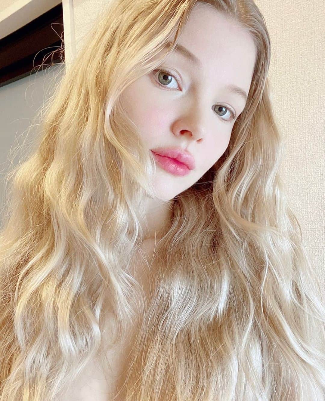 リリ・ヨハンソンのインスタグラム：「⁣Hi friends 🩷 here are a few updates:⁣⁣⁣ ⁣⁣ ⁣⁣⁣ 1. ✨the next fundraiser is decided on 𝐒𝐞𝐩𝐭𝐞𝐦𝐛𝐞𝐫 𝟗✨ the incredible @tokyo.tigress is holding another event to help me raise money for surgery. It blows my mind how someone can be so selfless. I can’t thank her enough for her incredible effort and dedication. This fundraisers theme will be matsuri 🍧🍡👘⁣⁣⁣ ⁣⁣ 2. I updated the ways you can help me in my linktree link. Thank you for asking for more ways to help, I’m still trying to think of more options (f you have any suggestions that are available in Japan please feel free to drop me a message) 🙇🏼‍♀️⁣ ⁣⁣ 3. To those of you who bought the book; please let me know if you got it and around when you got it 🙏🏻 the proceeds were all supposed to go to my fundraiser but we unfortunately have run into some problems and I have to get to the bottom of it.⁣⁣⁣ ⁣⁣ 4. Thank YOU to those who got me the Squishmallows 🩵⁣⁣⁣ ⁣⁣⁣ ⁣⁣ For those who are asking how I’m doing… I am not well, my brain, spine, back and legs are still awful and I continue to survive a day at a time. Thanks to all of you who continue to fight for me. You’re truly incredible human beings 🩷 all the shares and donations make a difference. Thank you for valuing my life!」