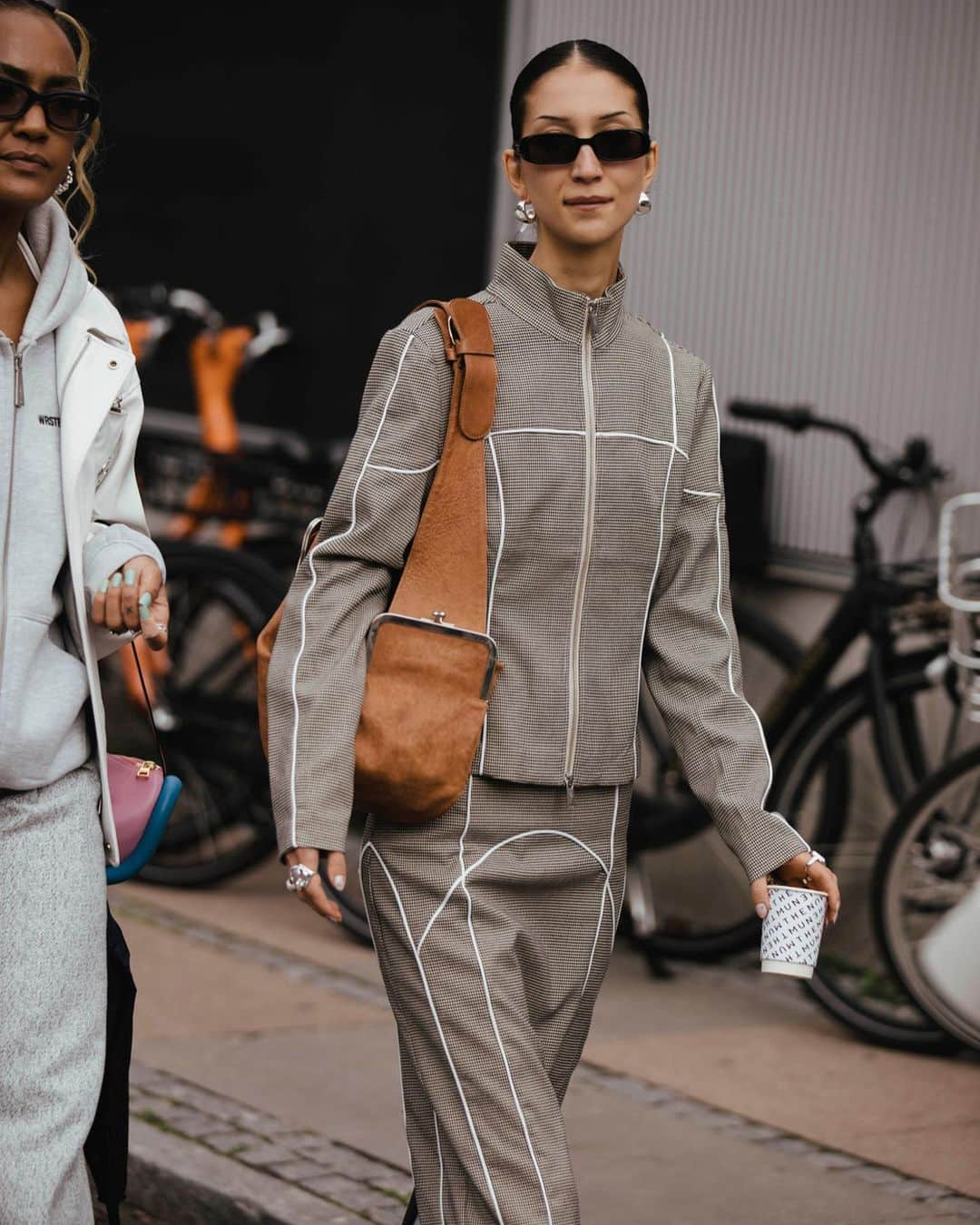 ゲスタズさんのインスタグラム写真 - (ゲスタズInstagram)「Just some of our gorgeous guests wearing GESTUZ at the SS24 show ❤️‍🔥  ⠀⠀⠀⠀⠀⠀⠀⠀⠀ Captured by @thestreetland」8月12日 16時35分 - gestuz