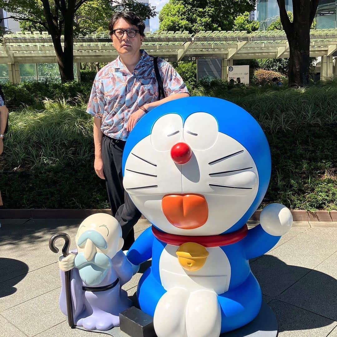 のインスタグラム：「六本木ヒルズにて、ドラちゃんと。 この道具は、、知らん。ほ」