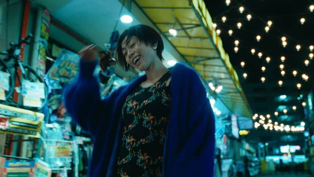 山田智和さんのインスタグラム写真 - (山田智和Instagram)「Very proud to finally share this:  New MusicVideo "Gold" for Hikaru Uatada @kuma_power  Directed by Tomokazu Yamada  https://youtu.be/u-8R5n54toE  宇多田ヒカル「Gold ～また逢う日まで～」Music Videoを監督しました。 公開できることがとても嬉しいです。 夏の忘れられない、宝探しのような素敵な撮影でした。  STAFF: Director: Tomokazu Yamada Cinematographer: Keisuke Imamura @keisuke0921  Assistant Director: Kotatsu Takahashi Steadicam Operator: Genki Hidaka @genki_steadicam  Camera Assistant: Hiroshi Shono @h.sho45  2nd Camera Assistants: Rin Hamamoto /  Sho Yamagami 3rd Camera Assistants: Koichi Kitamura / Naoki Sugimoto /  Issyo DIT: Hitoshi Watabe(Kokihifumi)  Lighting Director: HIGASIX 1st Lighting Assistant: Wataru Ide 2nd Lighting Assistants: Kazuteru Takamoto / Nishida Kiyoshi / Kenji Hirano / Ayane Sagae / Sanae Fujimoto / Shingo Yamamokko / Akio Kume / Hidetaka Sato / Kenichi Fukagawa / Takeharu Nakashima / Yuji Suzuki / Takayuki Takimoto / Ryosuke Ito / Ren Jialin  Production Designer: Yui Miyamori @plus_mon  Assistant Art Director: Kanae Takada /Tamami Tsukahara / Haruki Narita / Yuumi Aoki  Stylist : Kyohei Ogawa Hair & Make-up Artist: Ryoji Inagaki  Stunt Coordinator: Tomoaki Kawasumi Stunt Assistants: Munenori / Yasutaka Yuki / Jersey MakiItosu / Kazuki Hamatani SFX: Kenji Kawaguchi / Toshiyuki Yajima Location Coordinator: Takashi Yamazaki / Atsushi Nakamura / Yuki Sakuma Chief Driver: Ryuta Doi Drivers: Kazuhiko Mochida / Seichi Kageyama / Yuji Koinuma / Shota Yokoyama / Hirotaka Hagiwara / Kohei Kawai / Shoichi Naito  Colorist: Toshiki Kamei @toshiki_kame  Colorist Assistant: Jannie Ynzon Avid: Shunya Hiroshige Offline Editor: Tomokazu Yamada VFX Supervisor & Compositor: Akito Sakamaki  Compositor: Shunsuke Endo VFX Studio: jitto Post House: McRay  Special Thanks: Yodobashi Camera Shinjuku West Main Store / Don Quijote Shinjuku / KUSAKAWASYOTEN Co.,Ltd  Creative Producer: Yuma Okubo @yuma.okubo   Production Manager: Yuya Sano / Masaya Hanaoka / Hiroki Aoyama / Asako Watanabe / Naoto Kusunoki Production Assistant:  Koyo Umeki / Hikaru Sato / John Manjiro / Rin Kobayashi / Hana Miyajima Producer: Iwao Noritomi @noritomy  Production: TYO  thanks @the_rinayang   #宇多田ヒカル #gold」8月12日 16時50分 - tomoymd