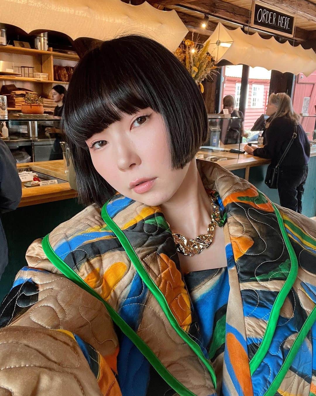 のインスタグラム：「イメチェン✨どかな〜 この日のストーリーみんなが褒めてくれて嬉しくてフィードにも🤍  @helmstedt_ のドレスアップは いつもと違うイメージで とっても新鮮な気分！  髪型も少しストレート気味にして クールっぽく！  HELMSTEDTのショーは雲がテーマで可愛過ぎて涙ちょちょぎれました。 エミリエの頭の中が愛おしくなったしお洋服は去ることながらメイクも可愛くて胸が高鳴った☁️☁️🤍  ps:飛行機で韓ドラの「セレブリティ」見てめちゃくちゃ強くなった気がする。みんなもみて。  #helmstedt #コペンハーゲン #デンマーク#cphfw #copenhagen #Denmark#copenhagenfashionweek」