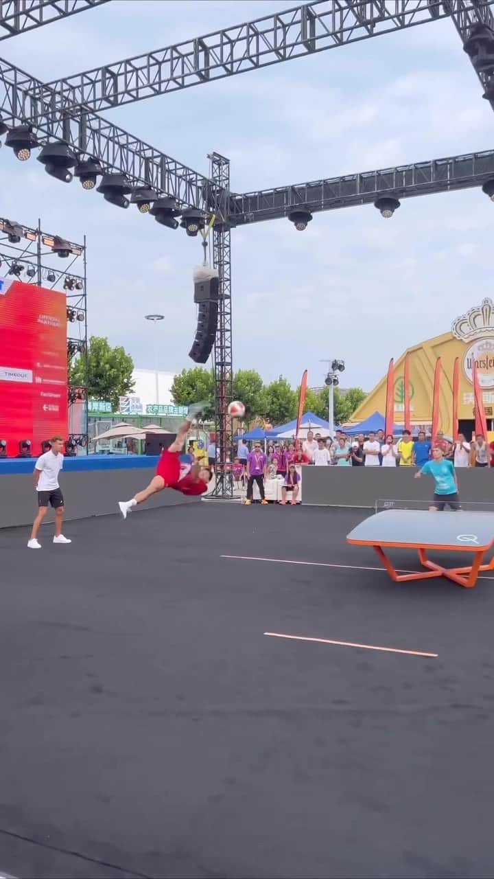F2Freestylersのインスタグラム：「Best @teqball rally ever???? 🤔  Wait for the winner 🤩💥☄️  #teqball #football #soccer #olympics」
