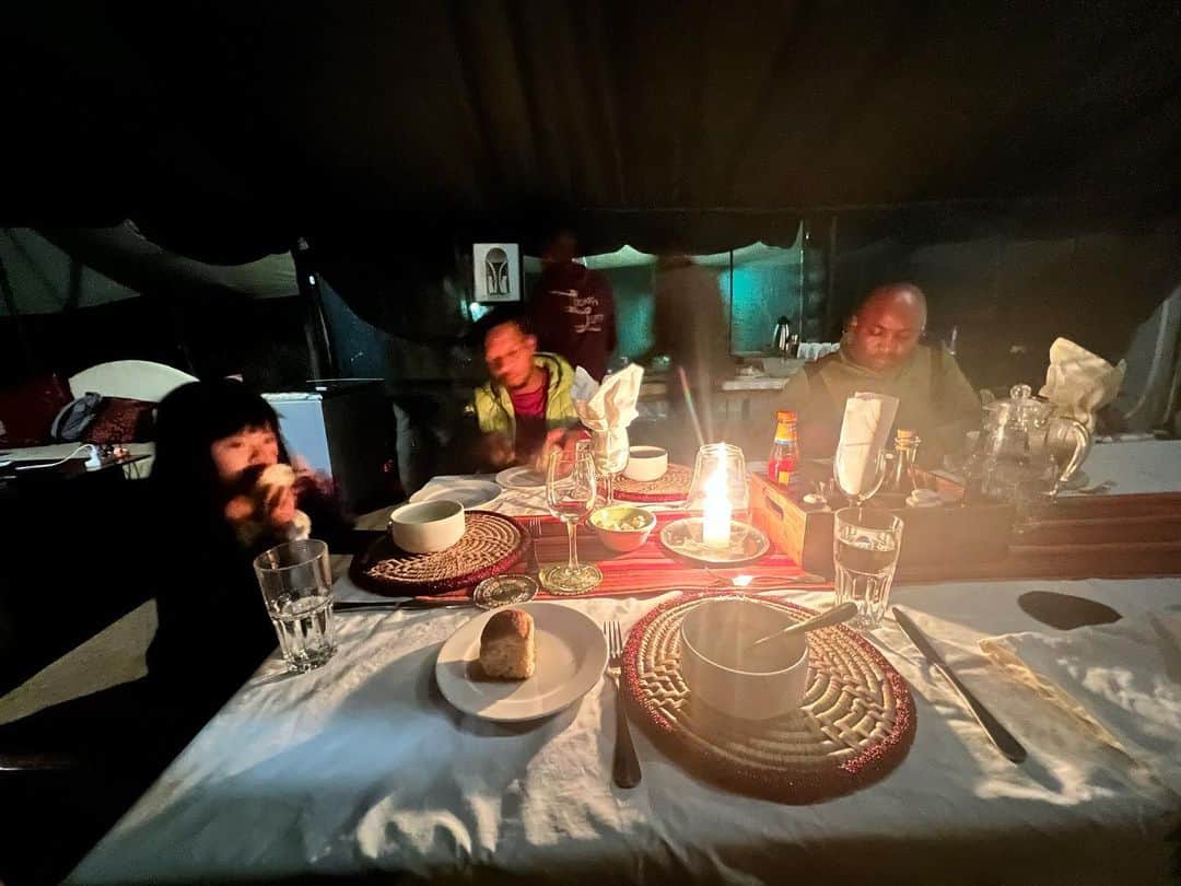 のインスタグラム：「KANANGA TENTED CAMP  ロウソクの灯りで夕食 寒い青空シャワー 危険な動物と境界線のない場所 焚き火で暖をとる 朝日とコーヒー 薪の匂いのする洗顔のお湯 サンセットタイム 満点の星空 ほどよい距離感のスタッフ  不便さがあっても選択肢がなくても 心地よい空間。  サファリで泊まった宿 @kanangaspecialtentedcamp で 豊かさを考えていました。  #safari #africa #serengetinationalpark #tanzania #worldtraveler #trip #tent #candles #coffee #kanangaspecialtentedcamp」