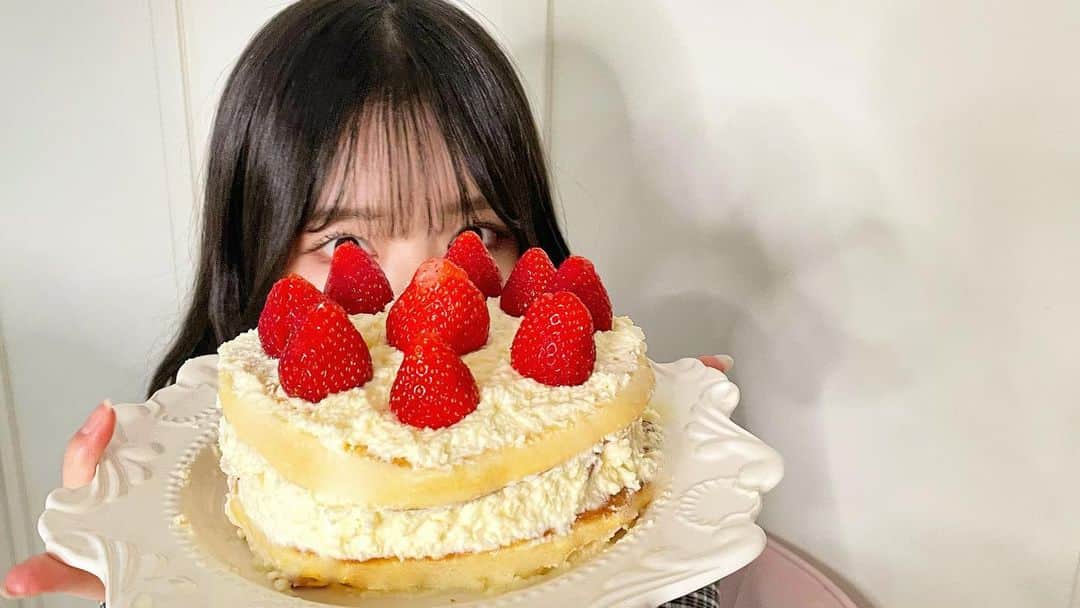 のインスタグラム：「いないいないばあ⋆⸜(* ॑꒳ ॑* )⸝⋆  初YouTubeで作ったケーキ🍰 トークに夢中で色々事故起きました😶  #cake」