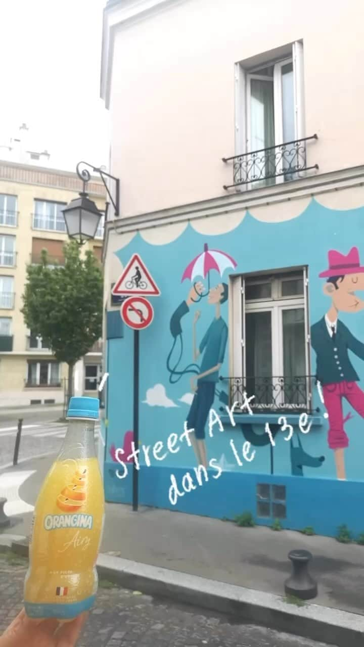 Orangina オランジーナ公式のインスタグラム：「Bonjour🇫🇷  パリの左岸、13区にある Butte aux Cailles（ビュット オー カイユ） ここは、石畳の通りが続き、どこか懐かしさの残る 小さな丘です🌳  カフェやバーが集まる賑やかな通りもありますが 一軒家も多く、一歩入ると静かな住宅地です🏠  昔から、アーティストのアトリエが多く 白い壁をキャンバスにストリートアートが あちこちに発見できます🎨  中心地の喧騒から少し離れて アート鑑賞しながら、お散歩が楽しめます🍊  次回のパリ滞在の参考にしてみて下さい😊  #orangina #oranginaairy #france #soda #オランジーナ #フランス生まれ #炭酸飲料 #フランス #オレンジ #休憩 #withオランジーナ #パリ #paris #streetart #ストリートアート #butteauxcailles」