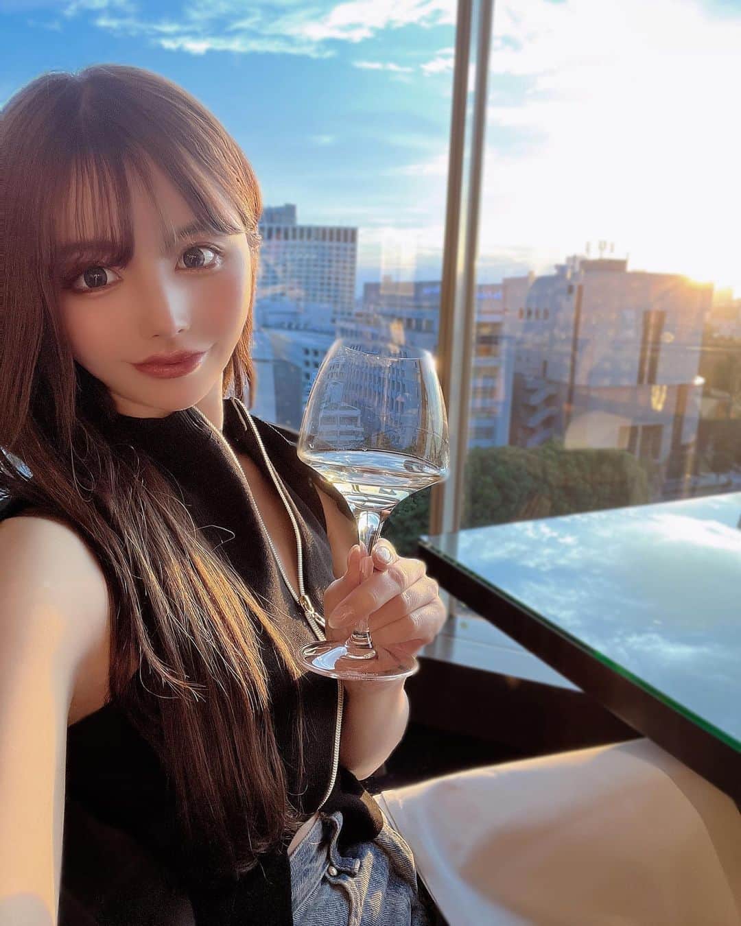 愛川みれいのインスタグラム：「🌇×🍷＝❤️  ホテルのラウンジって大好き💋  夕陽とワインのコラボは 幸せすぎて、美しすぎて、うっとり🤭😮‍💨💗  ホテルと温泉♨️は 私にとって最大のパワースポットなんだ💫  みんなのパワースポットも教えて😉🍀  #東京#ホテル#ホテルライク #ホテルニューオータニ#夕陽#ワイン #大好きのコラボ#パワースポット」