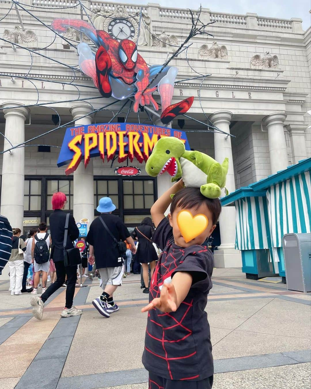 杉ありさのインスタグラム：「. いつかの#週末旅 Universal Studio Japan!!⭐️  息子は大阪初上陸！ 楽しみにしていたUSJだったけれども、事前購入もエクスプレスパスが数ヶ月先まで売り切れで お目当てのニンテンドーエリアへは踏み入れることも出来ず😂  園内も混んでいたためほぼお散歩状態。笑 ただ雰囲気を息子には楽しんでもらいたかったので、ジュラシックパークエリアで恐竜を見たり(私は元々恐竜好き、息子もこのエリアにハマりすぎて長時間過ごしました🦖) スヌーピー、キティちゃん、セサミストリートエリアは小さな子どもが乗れるアトラクションが沢山あるので、ひたすらそこで遊び🚗💭  息子は大満足そうでしたが、もう少し大きくなったらもっと楽しめるアトラクションもたくさんあるし、リベンジしたいと思います🌞🧡  関東に住んでいるのでなかなか頻繁には行かれないですが、実は20代の頃にUSJのCMのお仕事をさせていただいたことがあり、年パスも持っていました💫笑 その頃は特にゾンビナイトが好きすぎて一人でパークインしたり😂  ハリーポッターも大好きなので息子が観られるようになったら一緒に楽しみたいなぁ🪄💓  #usj #universalstudiosjapan  #ユニバーサルスタジオジャパン  #arisa週末旅」