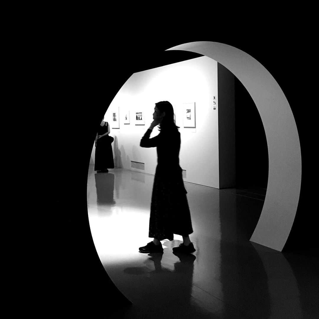 でもやるのインスタグラム：「「写真家 ソールライター展」に行ってきました！写真教本には絶対に載っていない大胆な構図がカッコいい！ 展覧会を見てテンションが上がったおじさん達がヒカリエで写真を撮りまくっている姿が、映画ビーバップハイスクールを見帰り道に歩き方がヤンキー風になる中学生のようで微笑ましいのである。  「ソール・ライターの原点 ニューヨークの色」 2023/7/8 → 8/23 渋谷ヒカリエ9階ヒカリエホール ホールA  ※ギャラリー内撮影OK🙆‍♂️ ※私はソールライター展の回し者ではありません！」